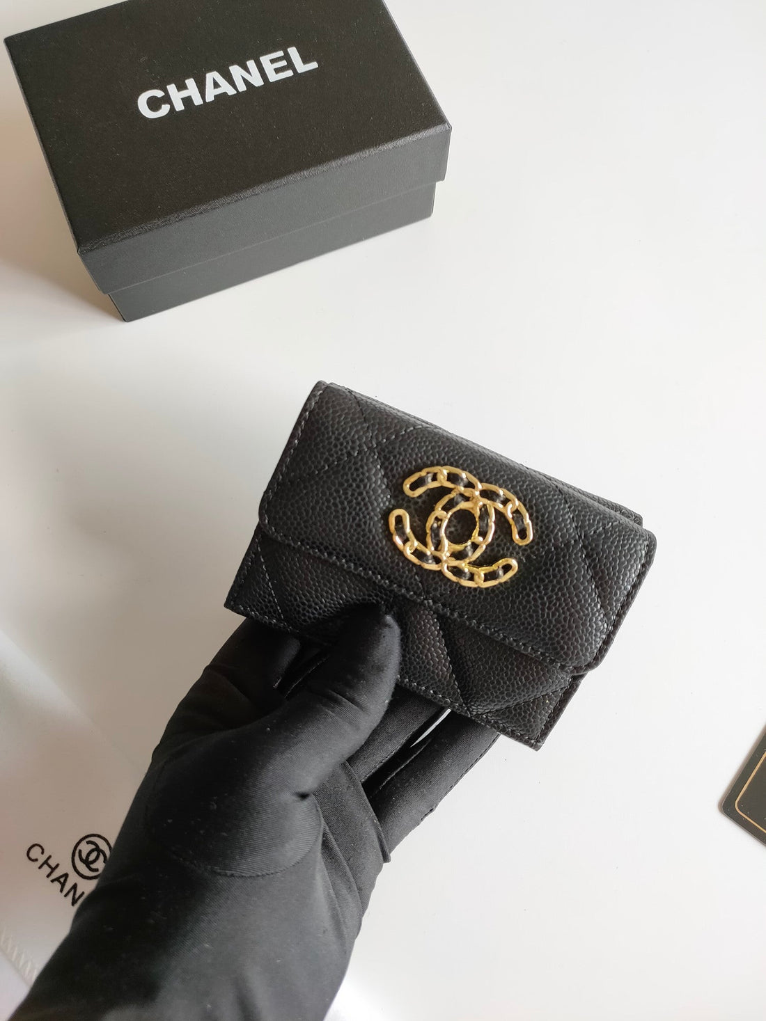 CC TRIFOLD PURSE 12 BLACK GRAINED CALFSKIN GOLD ICON