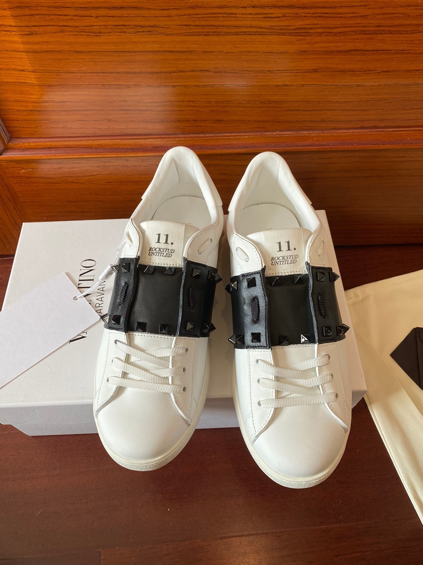 VT Rockstud Sneaker White Black Cowhide 349000