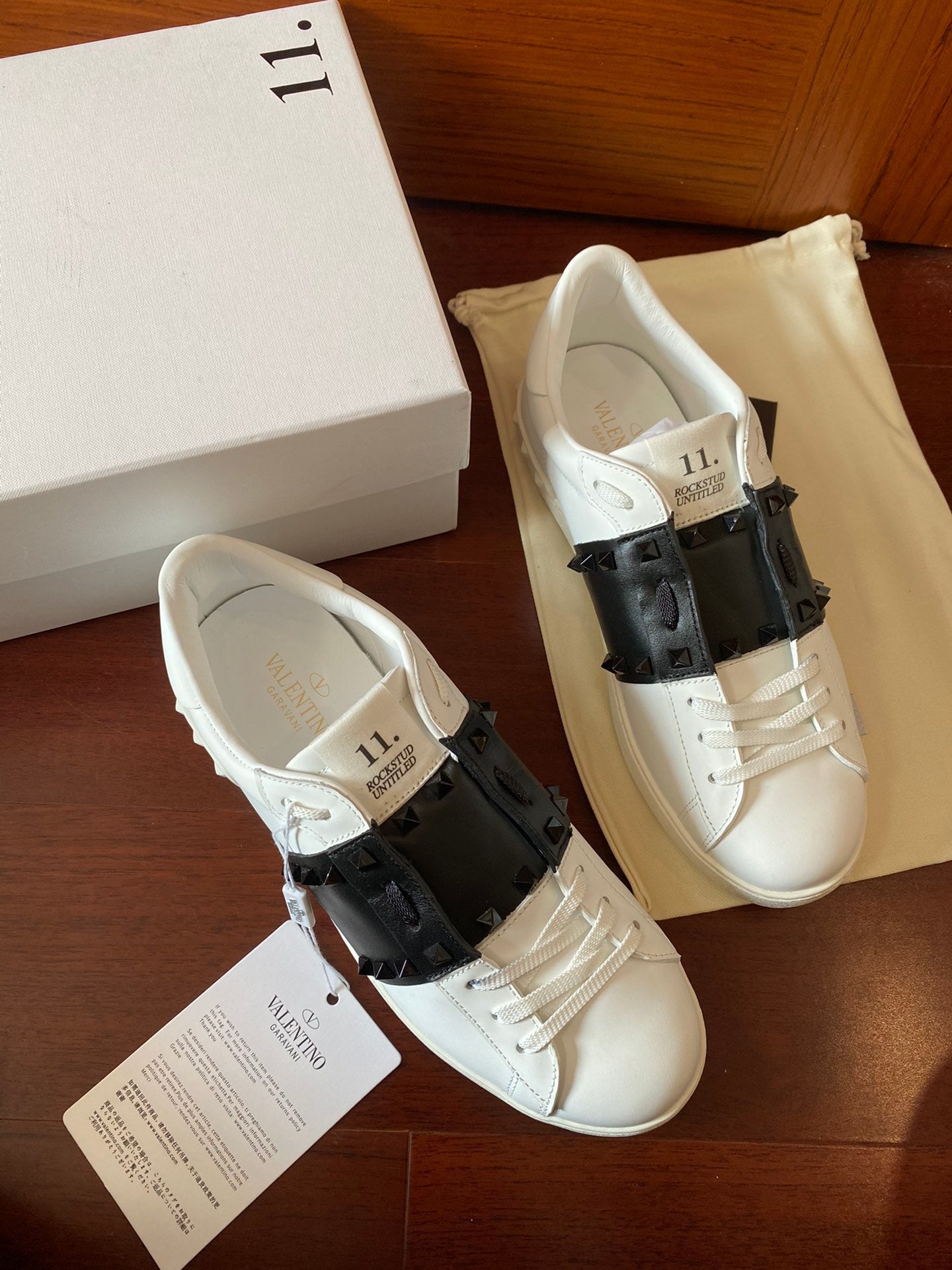 VT Rockstud Sneaker White Black Cowhide 349000