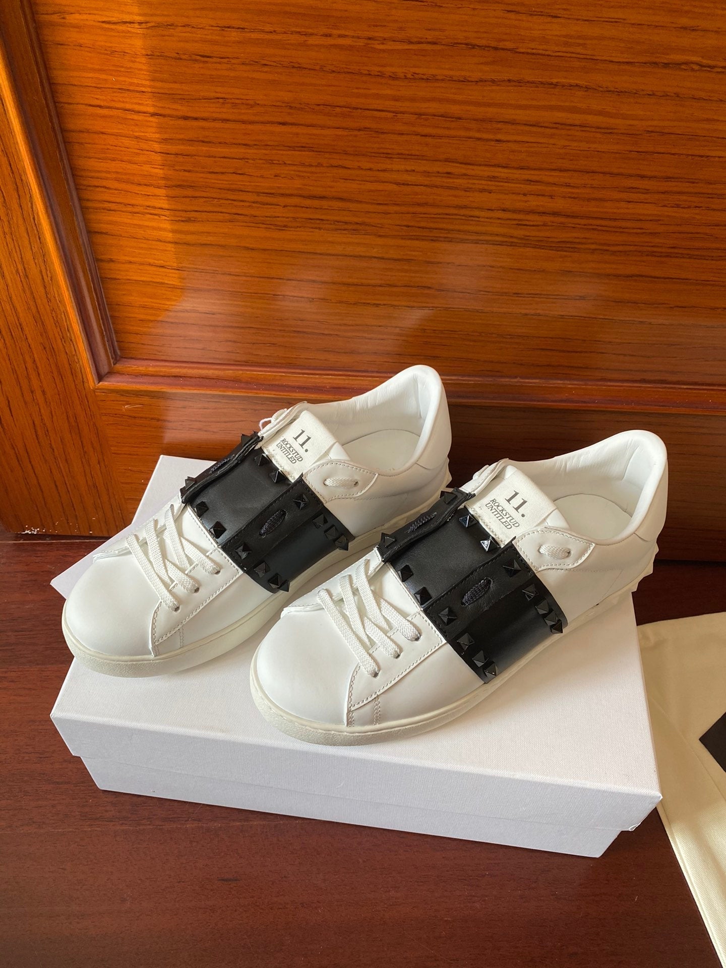 VT Rockstud Sneaker White Black Cowhide 349000