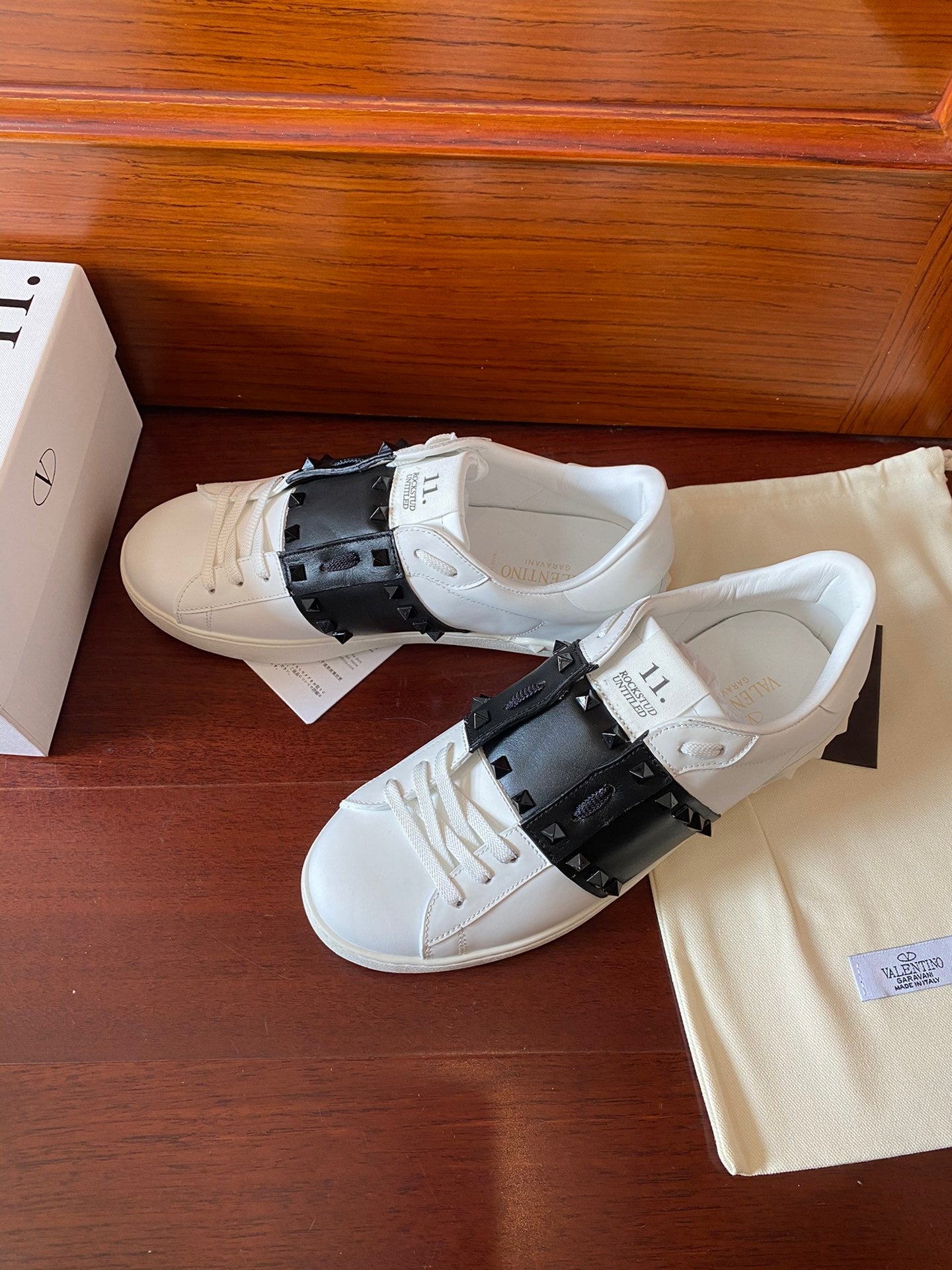VT Rockstud Sneaker White Black Cowhide 349000