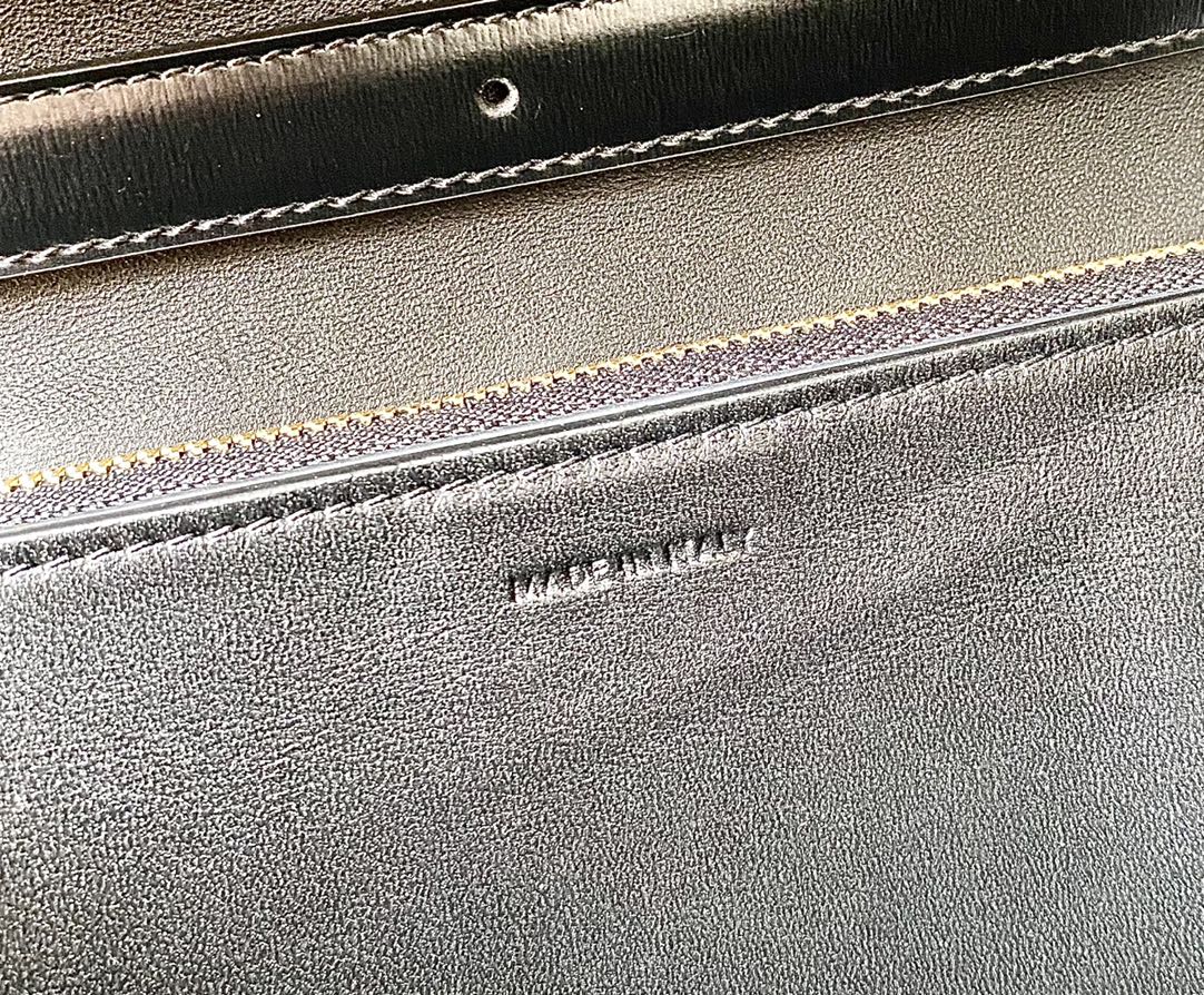 CELINE MEDIUM CLASSIQUE BAG 24CM BLACK CALFSKIN