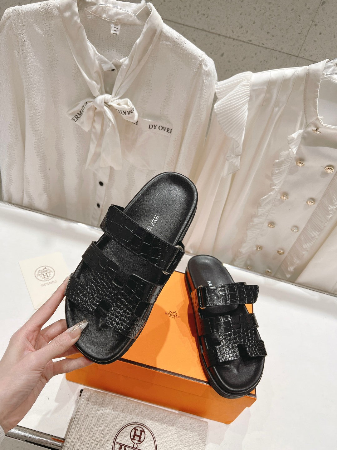 CHYPRE SANDAL BLACK LAMBSKIN