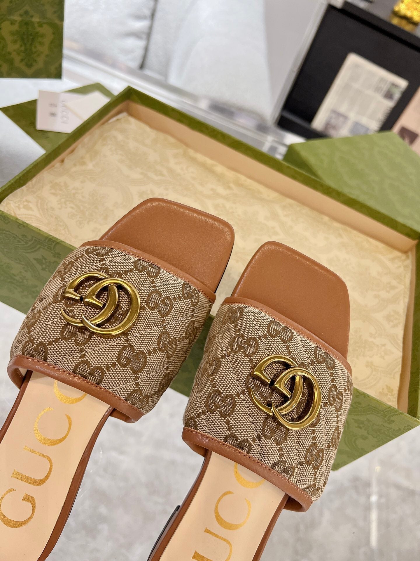 GG EXCLUSIVE SLIDE SANDAL CARAMEL AND BROWN FABRIC