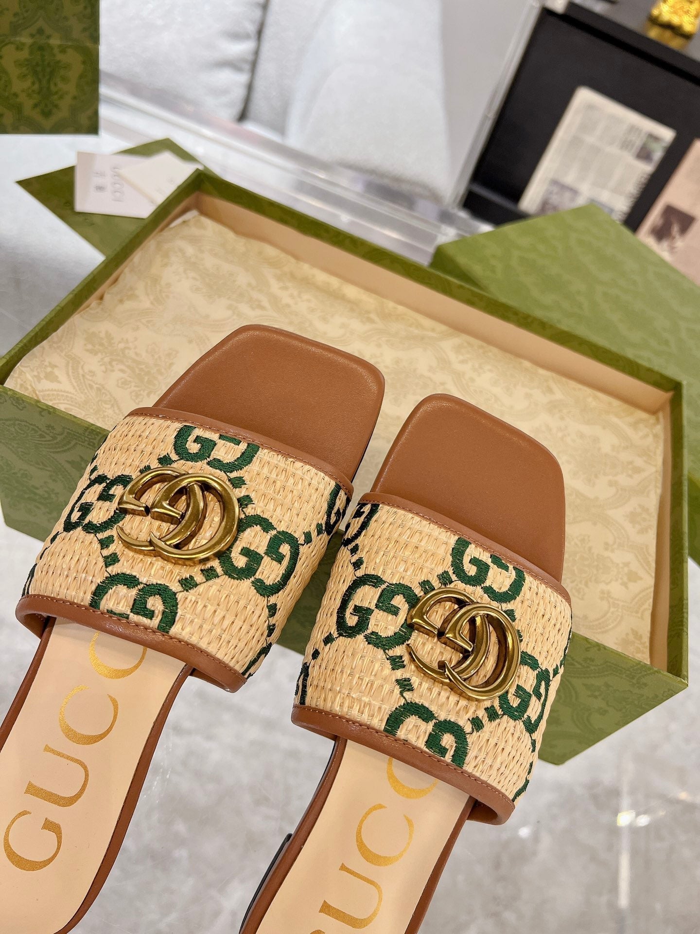 GG EXCLUSIVE SLIDE SANDAL CARAMEL SEDGE