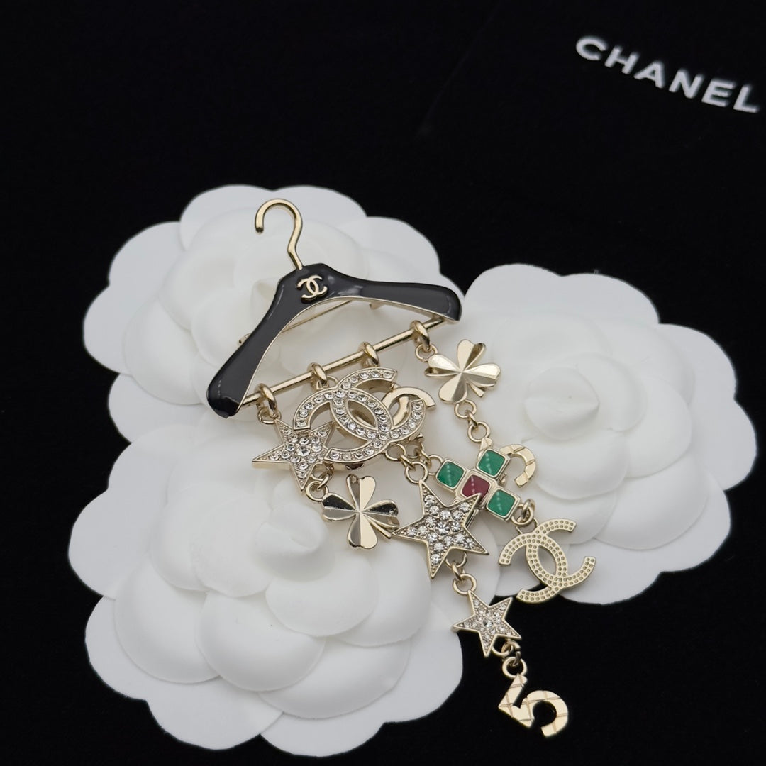 CC Brooch Light Gold 173159