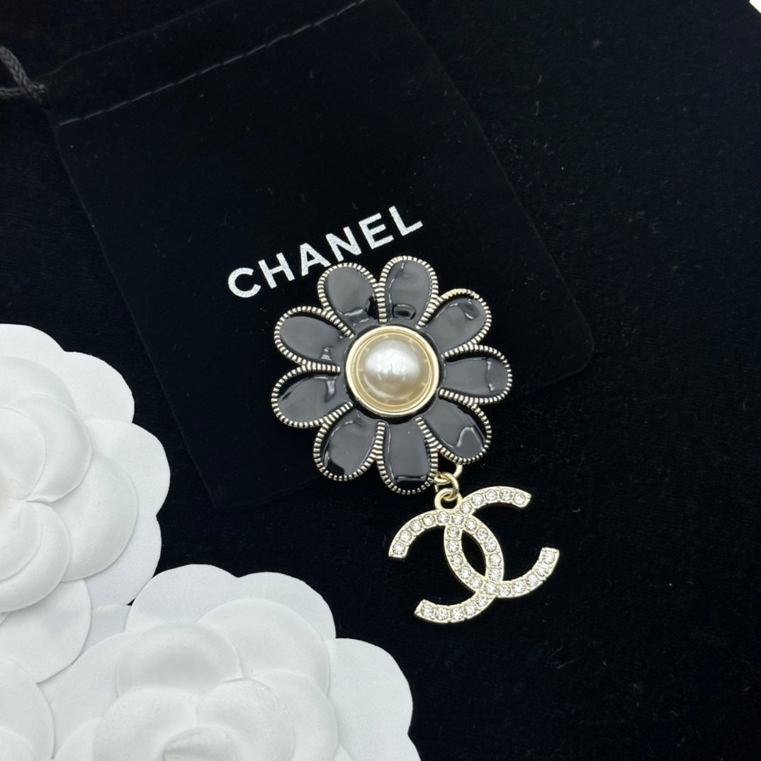 CC Brooch Gold Black 173224