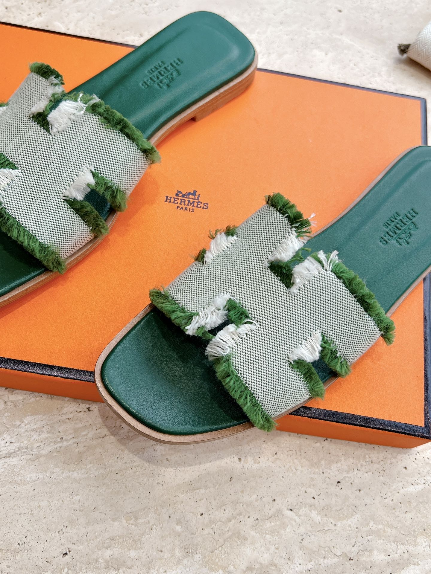 HM 25 Oran Sandal Green Calfskin White Denim