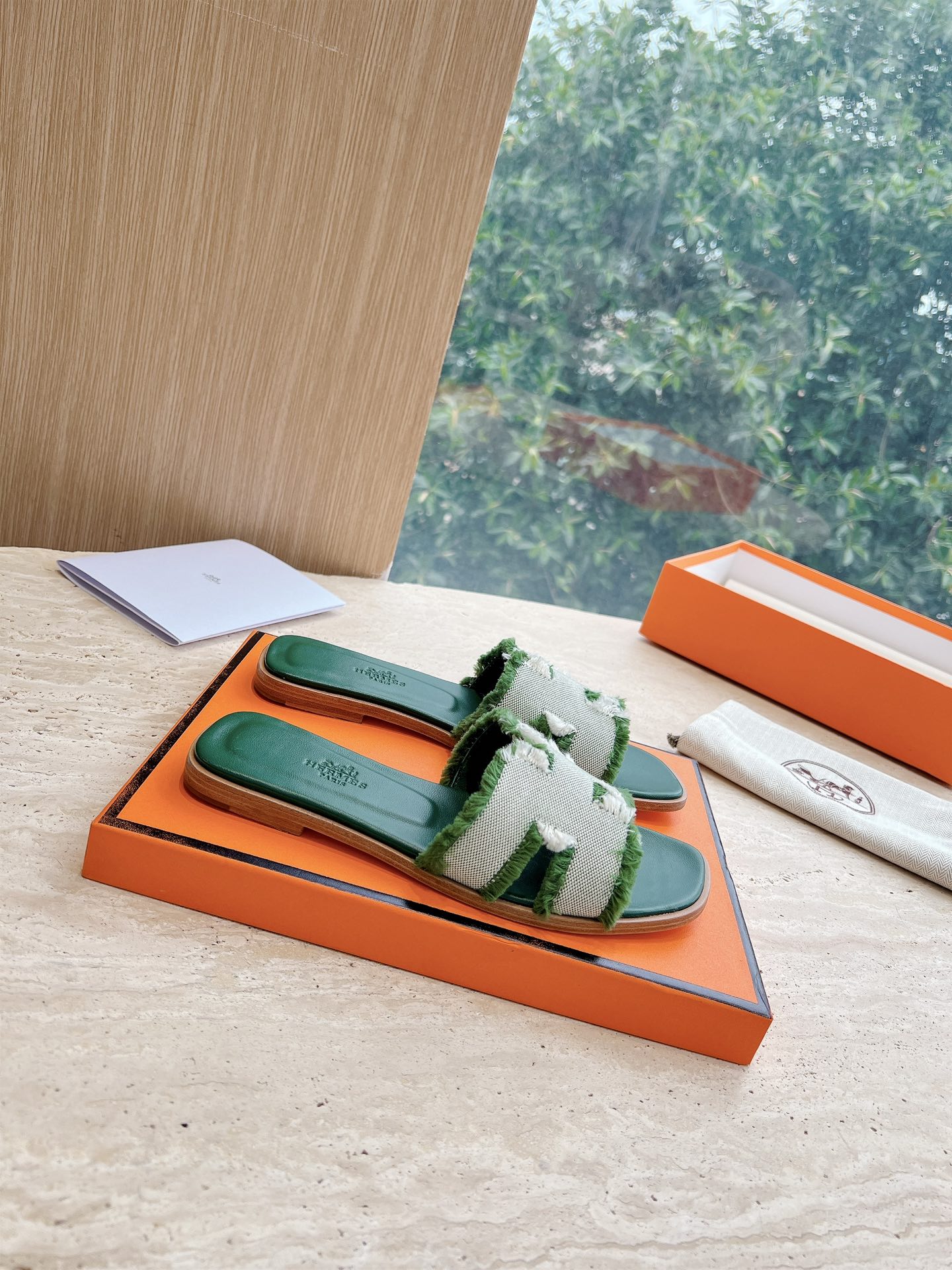 HM 25 Oran Sandal Green Calfskin White Denim