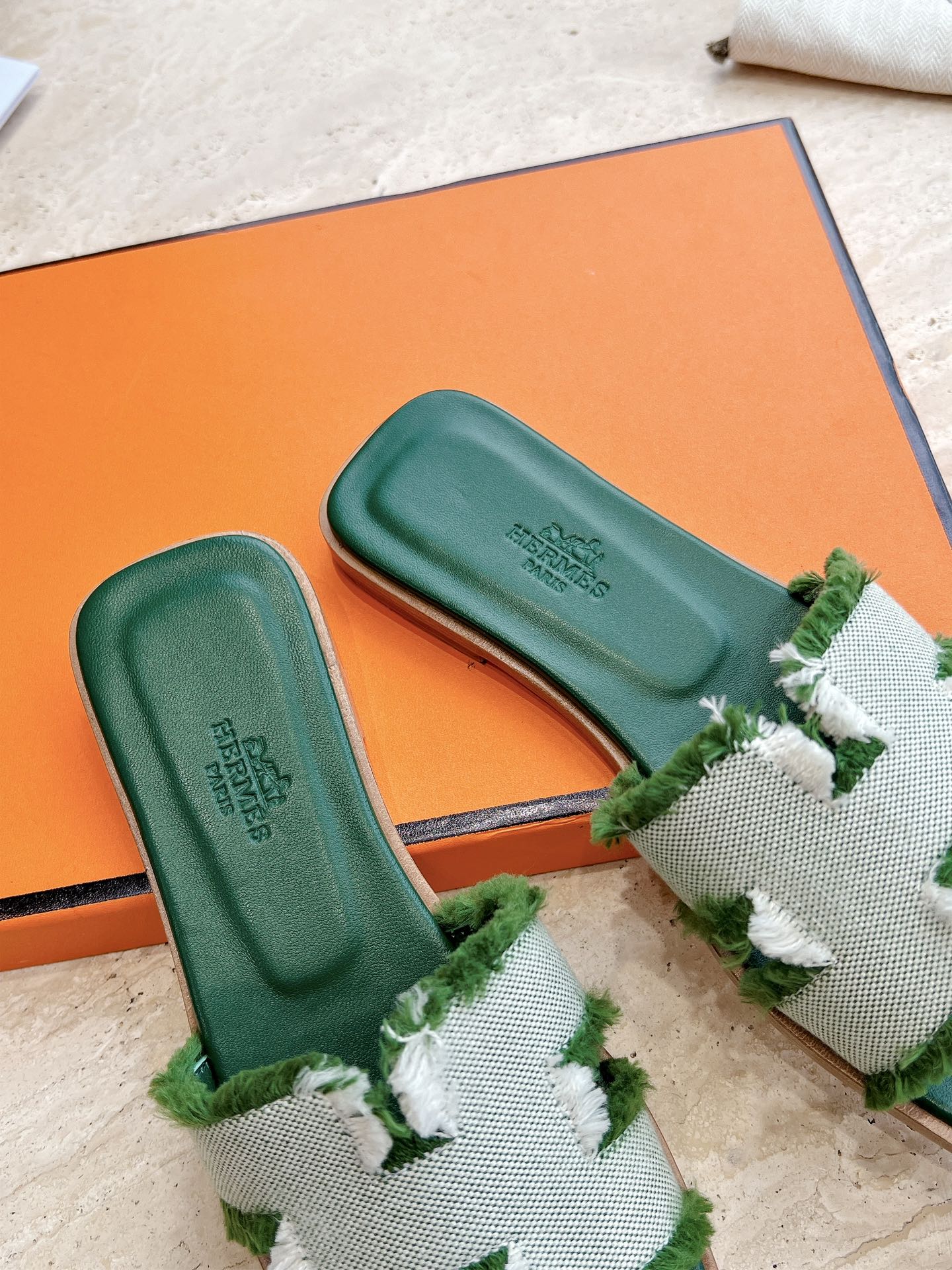 HM 25 Oran Sandal Green Calfskin White Denim