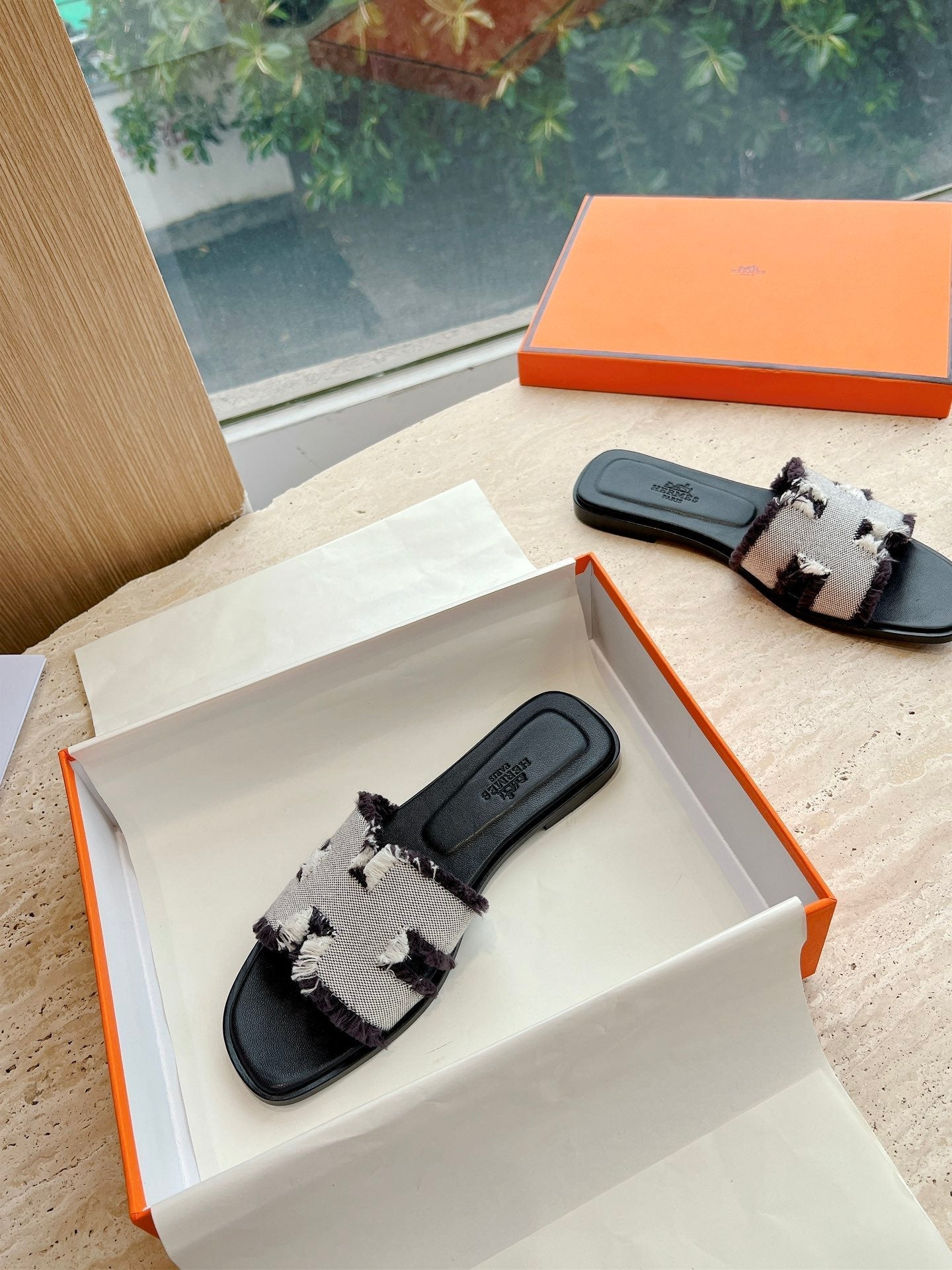 HM 25 Oran Sandal Black Calfskin White Denim