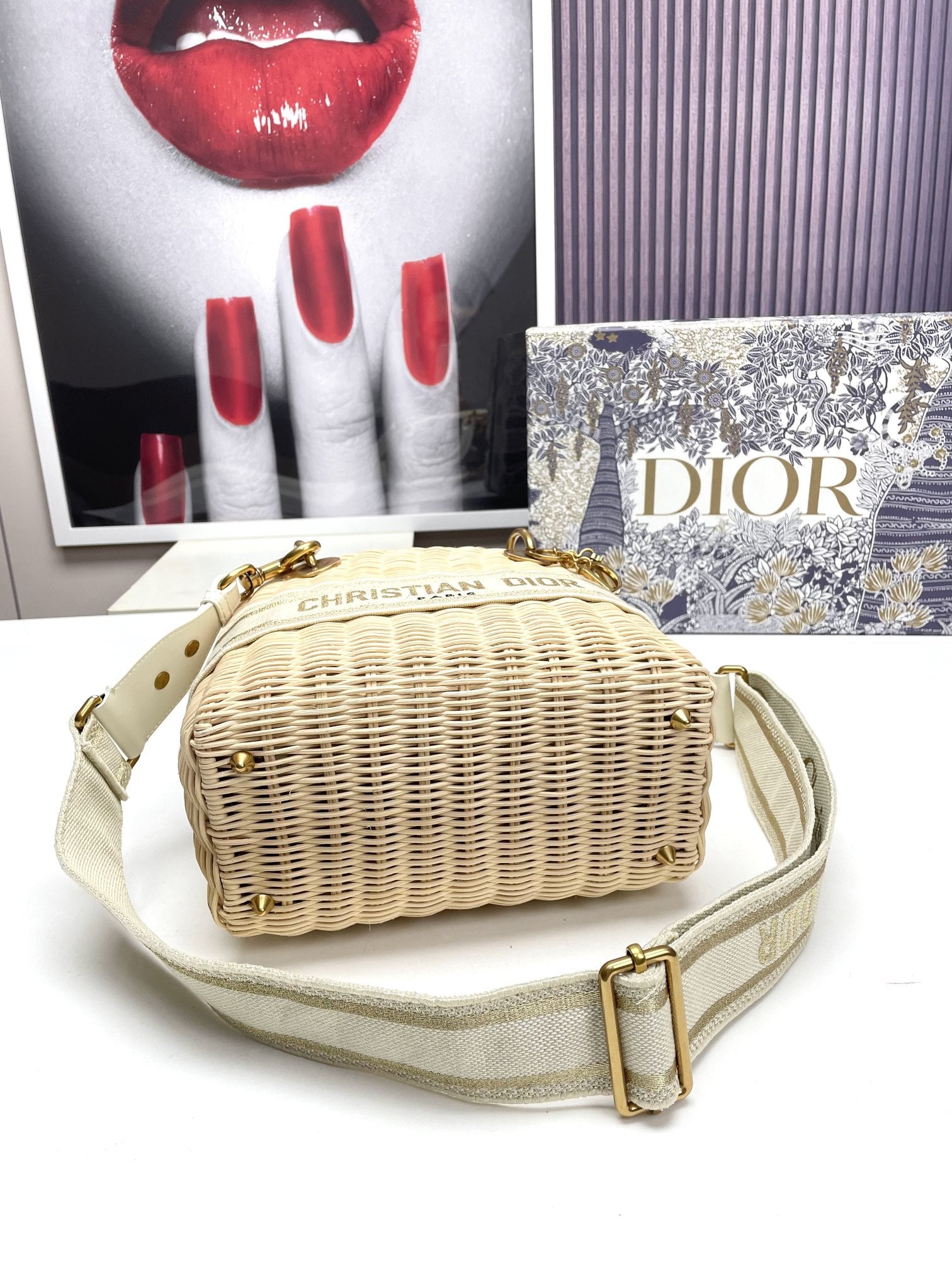 medium lady 24 bamboo basket white canvas