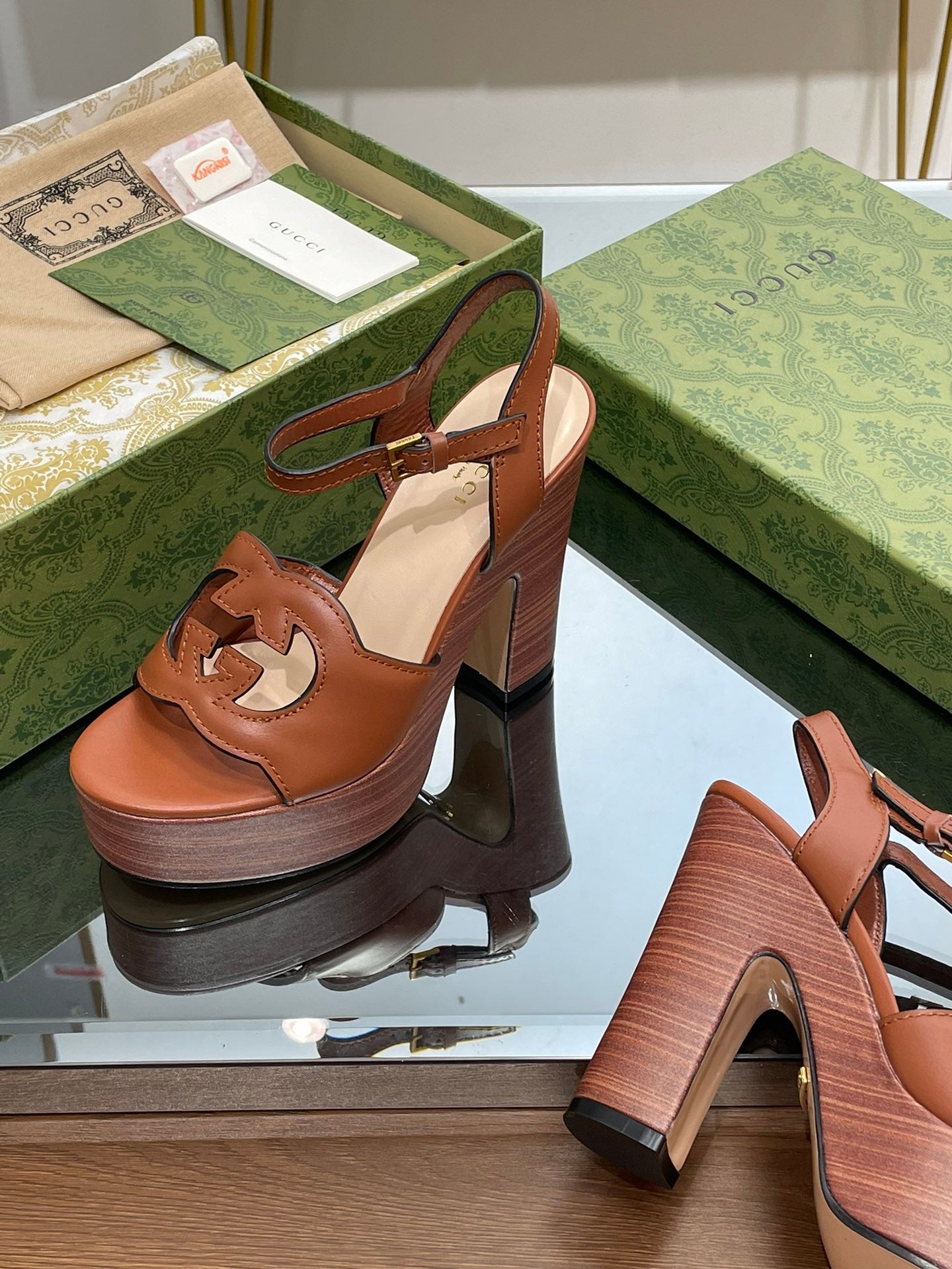 GG 120 INTERLOCKING G SANDAL CARAMEL CALFSKIN