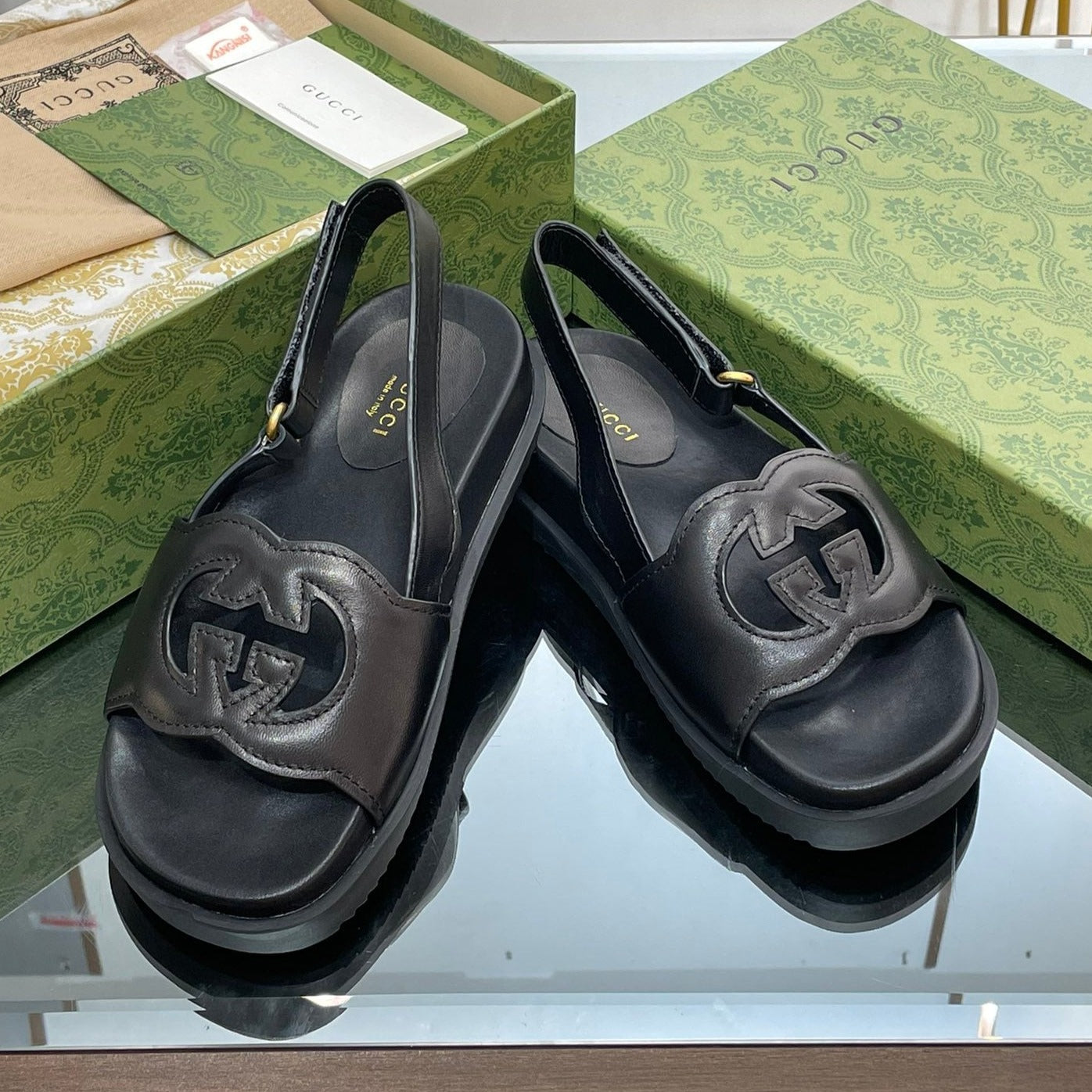 GG INTERLOCKING G CUT OUT SANDAL BLACK LAMBSKIN