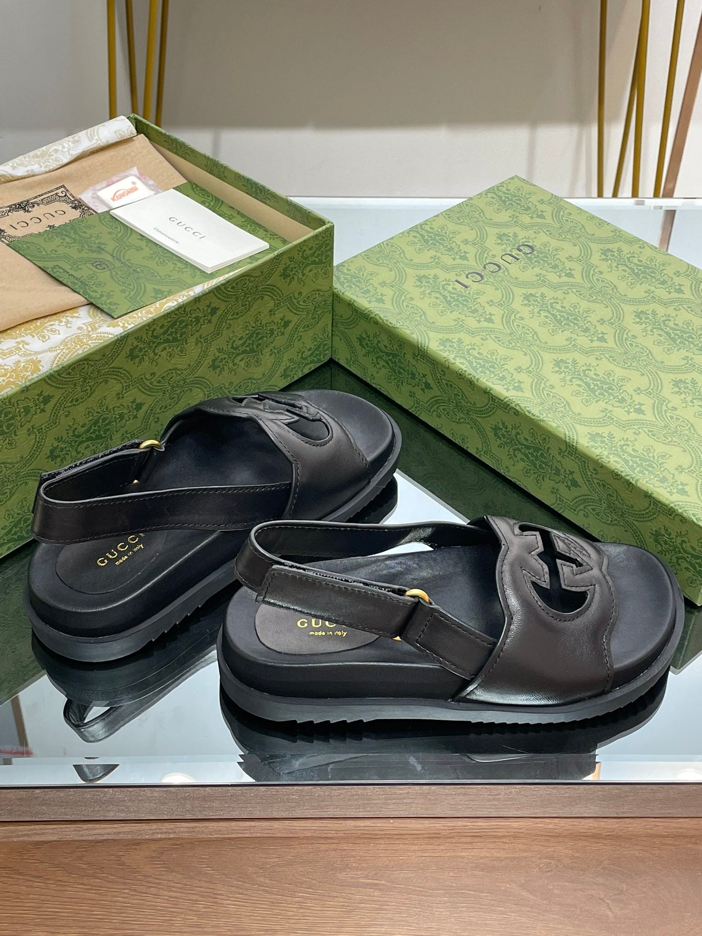 GG INTERLOCKING G CUT OUT SANDAL BLACK LAMBSKIN