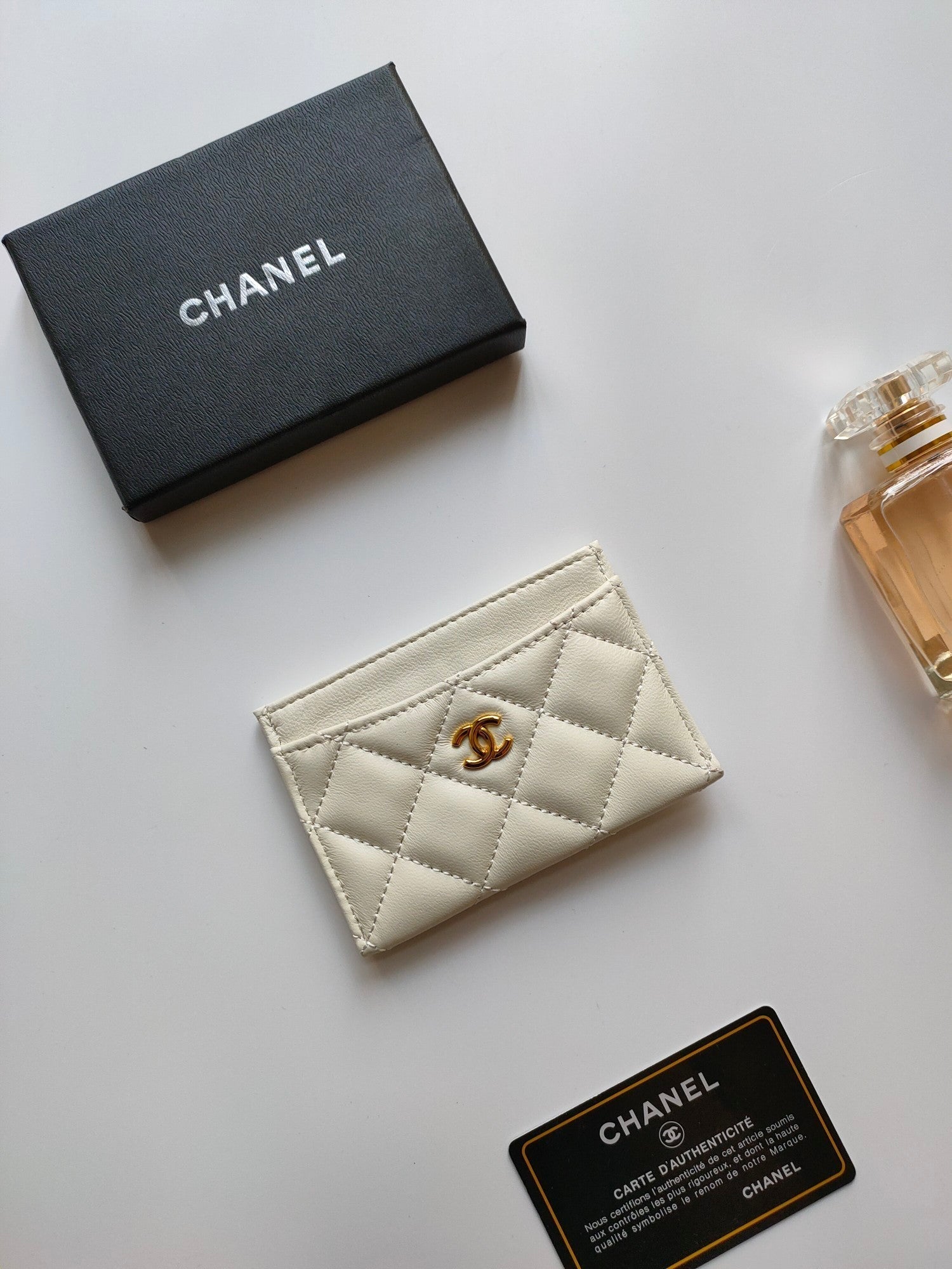 CC CARD HOLDER 11.2 WHITE CALFSKIN GOLD ICON