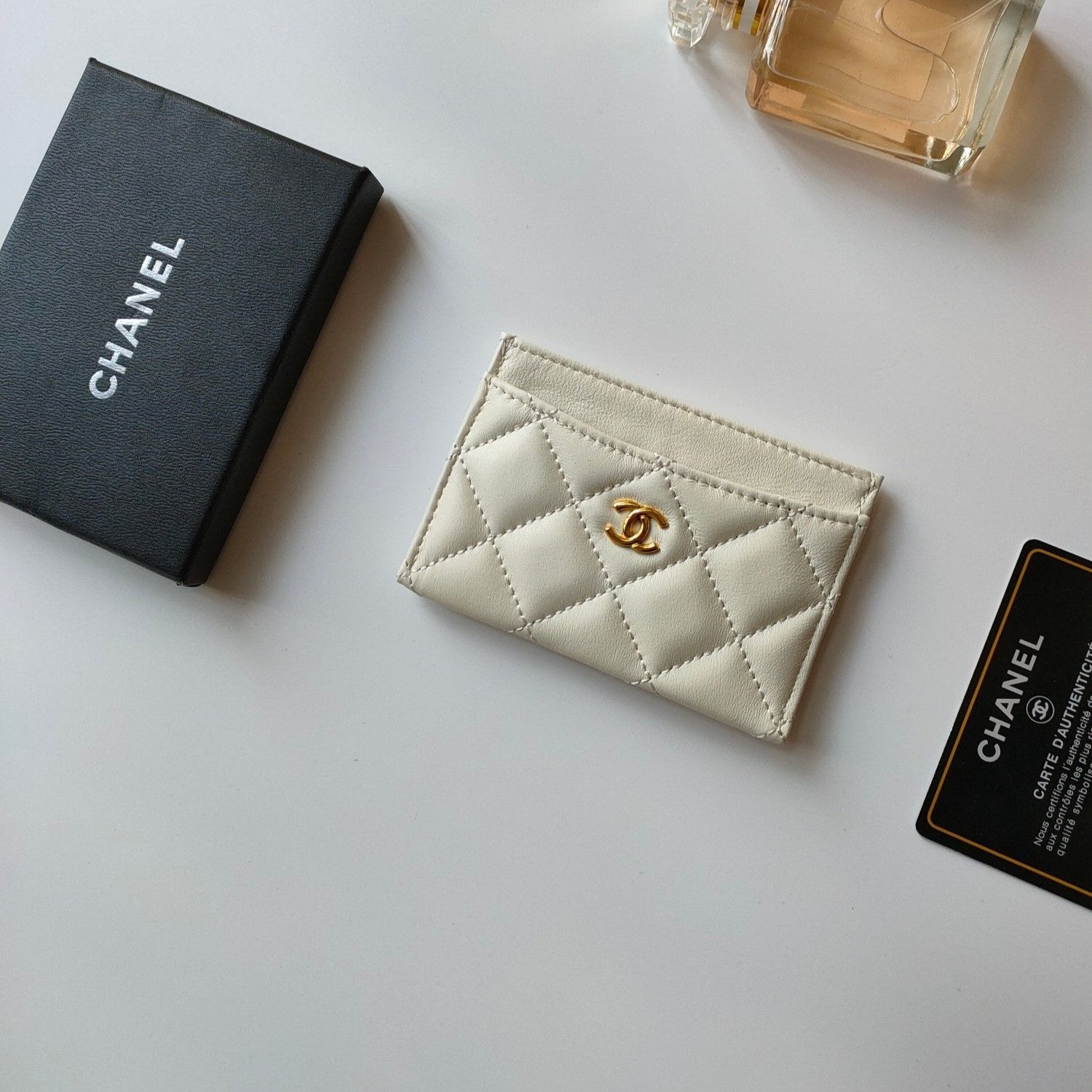 CC CARD HOLDER 11.2 WHITE CALFSKIN GOLD ICON