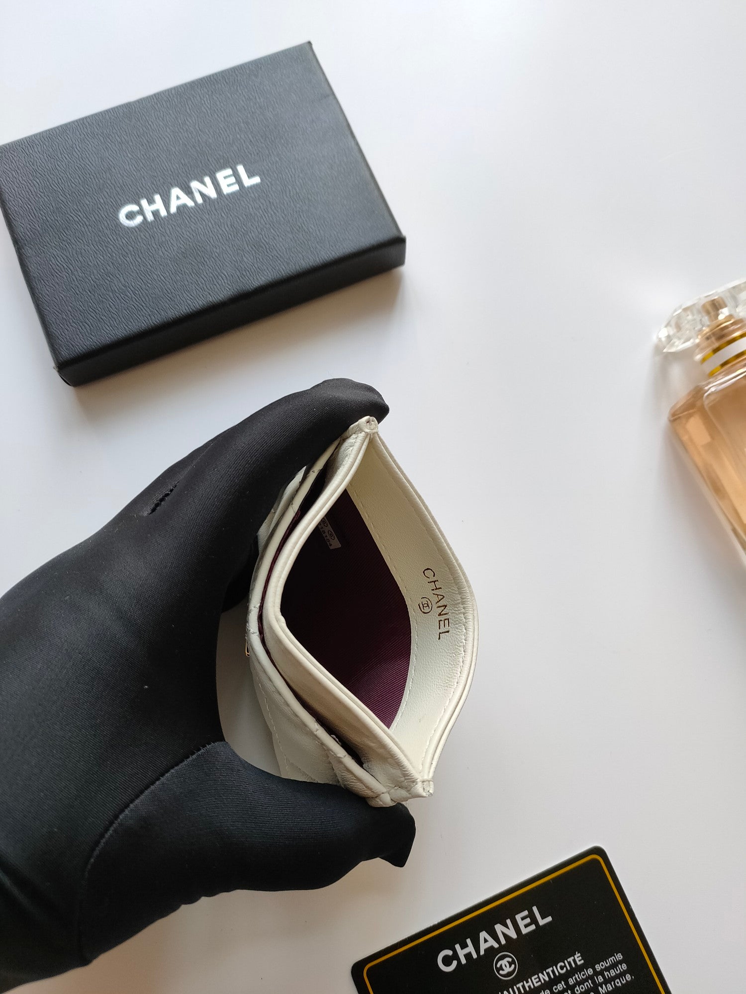 CC CARD HOLDER 11.2 WHITE CALFSKIN GOLD ICON