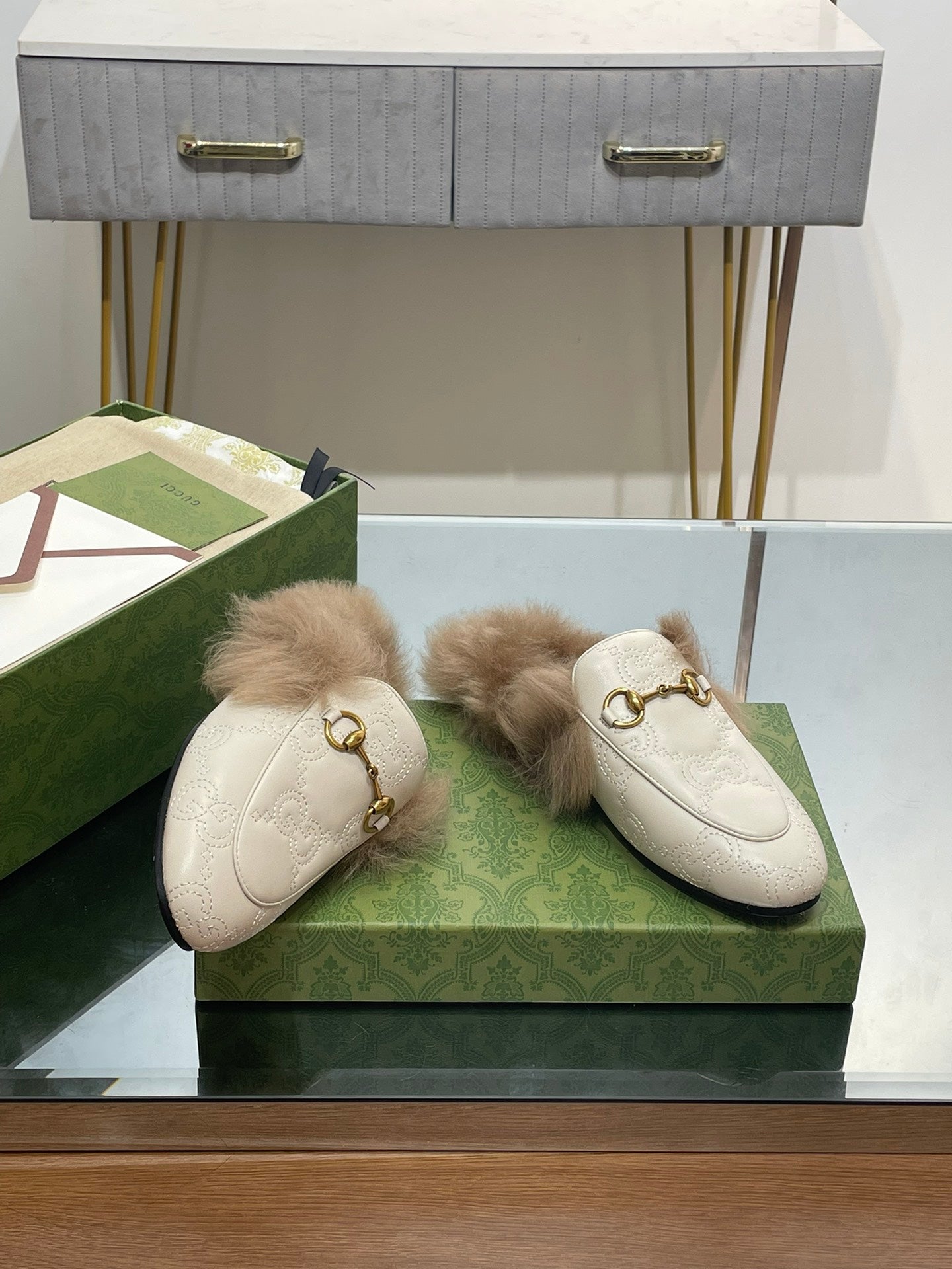 HORSEBIT MULE IN WHITE EMBOSSED CALFSKIN AND LAMB WOOL LINING