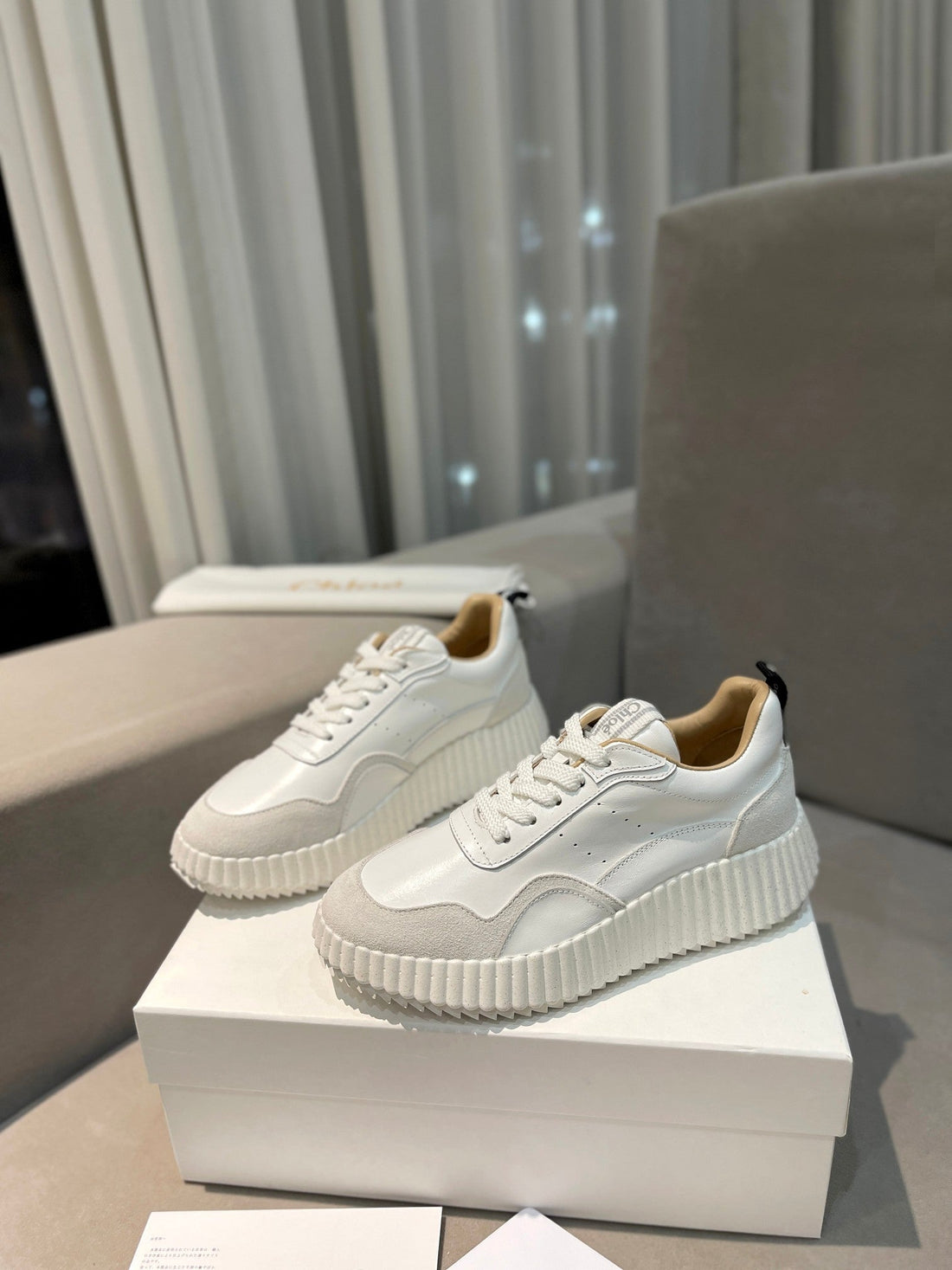 CHLOÃ‰ NAMA SNEAKER IN WHITE LAMBSKIN AND DOVE GREY SUEDE