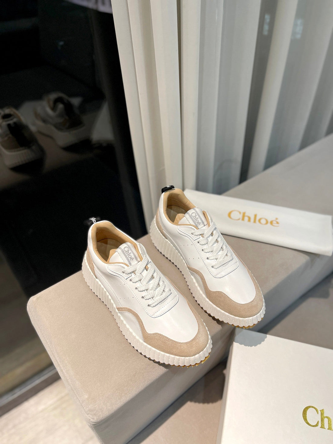 CHLOÃ‰ NAMA SNEAKER IN WHITE LAMBSKIN AND TAN BROWN SUEDE