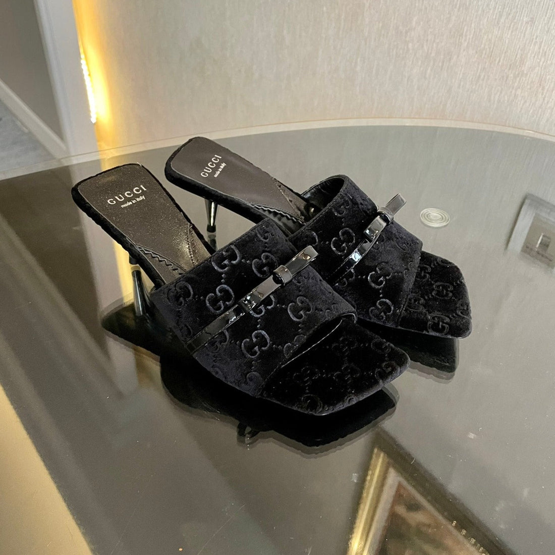 GG VELVET HIGH HEEL SANDALS WITH BEAUTIFUL LOGO DETAILS BLACK