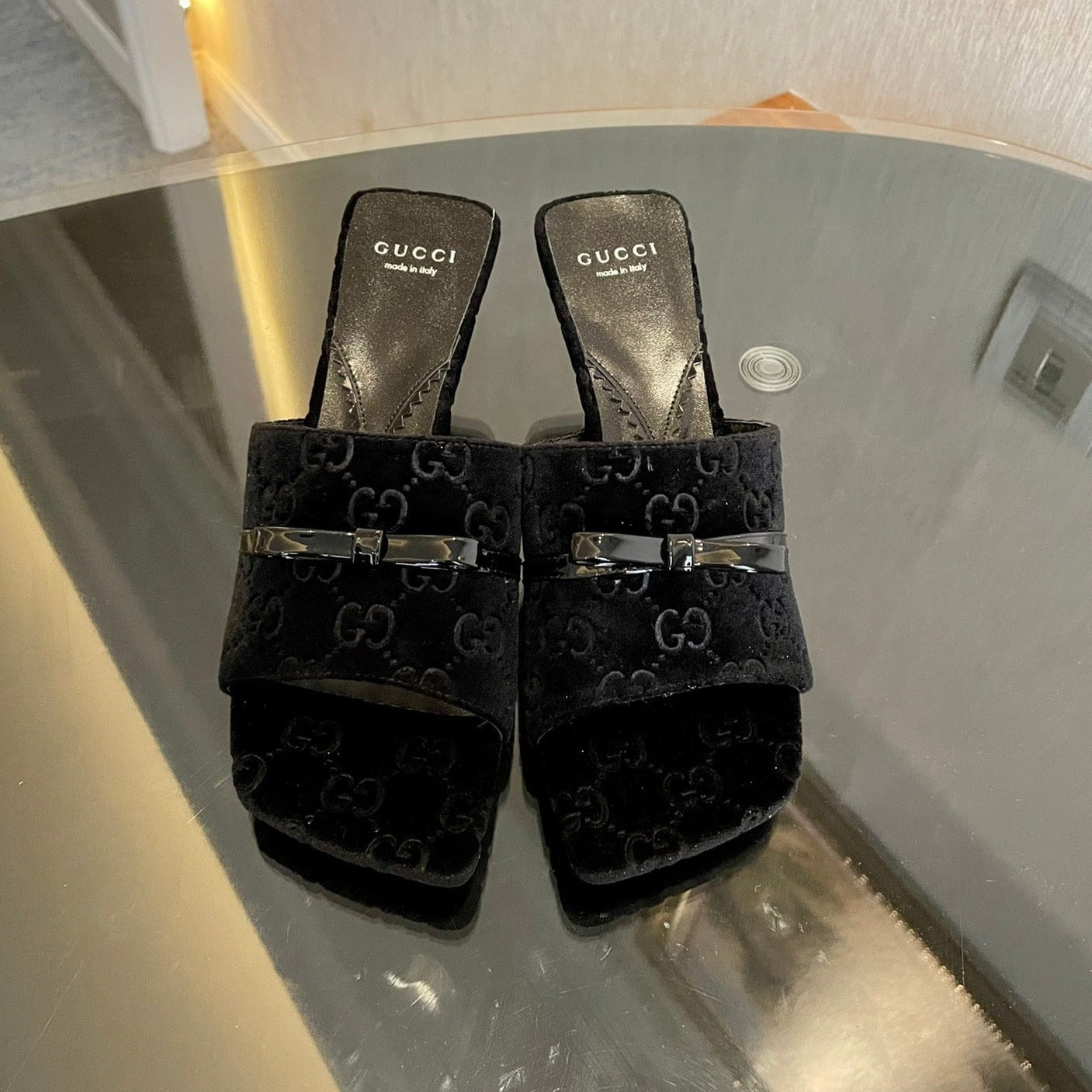 GG VELVET HIGH HEEL SANDALS WITH BEAUTIFUL LOGO DETAILS BLACK