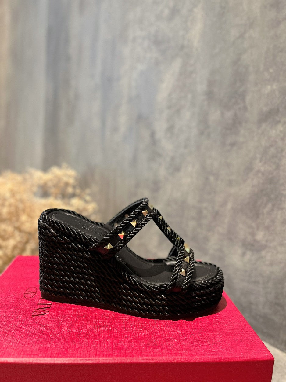 ROCKSTUD LAMINATED NAPPA WEDGE SANDAL 100 MM BLACK