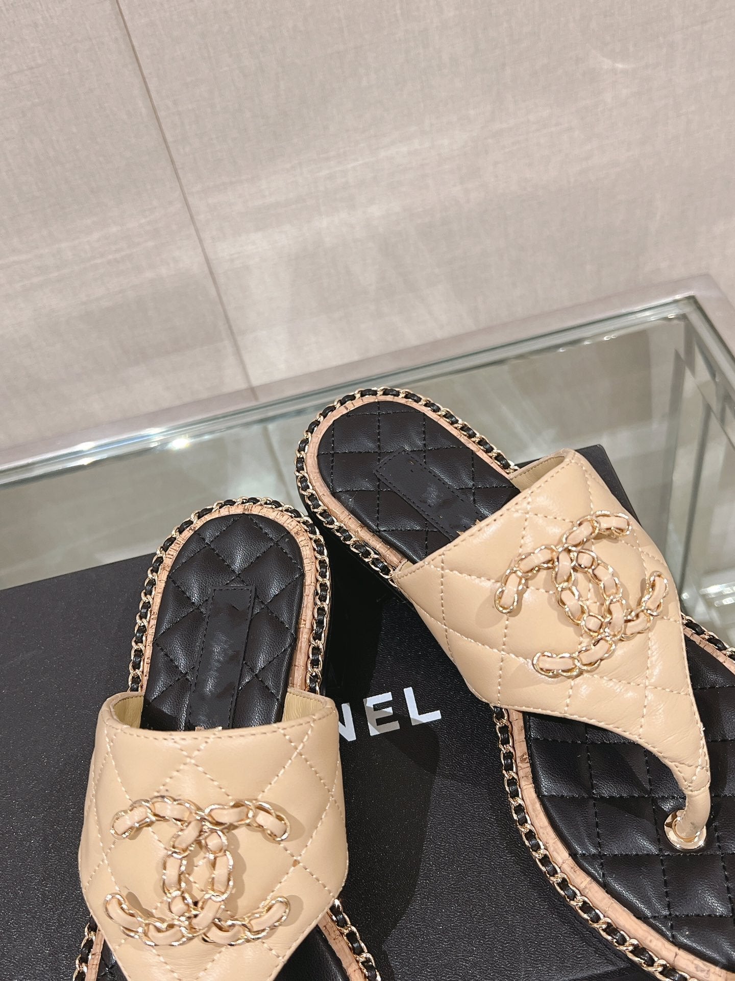 cc thong sandal 50 beige black quilted lambskin