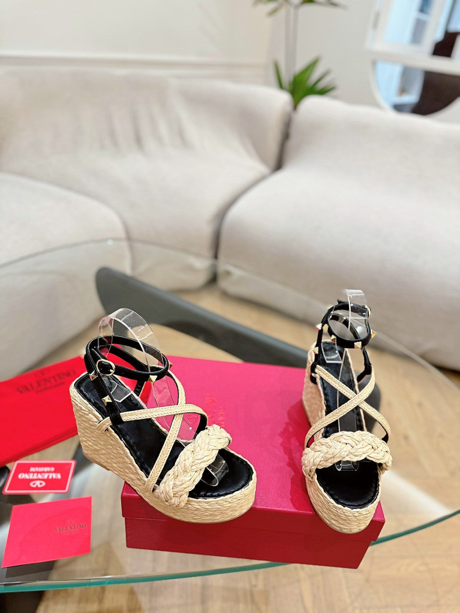 GARAVANI ROCKSTUD WEDGE SANDALS IN BLACK CALFSKIN AND BEIGE RAFFIA