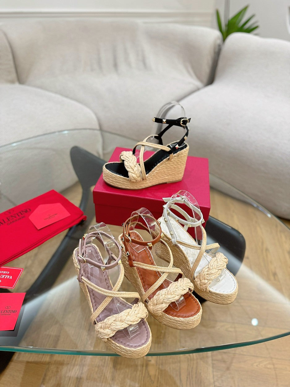 GARAVANI ROCKSTUD WEDGE SANDALS IN BLACK CALFSKIN AND BEIGE RAFFIA