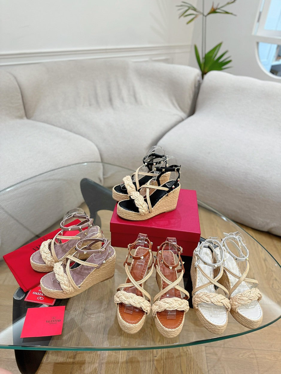 GARAVANI ROCKSTUD WEDGE SANDALS IN BRONZE BROWN CALFSKIN AND BEIGE RAFFIA