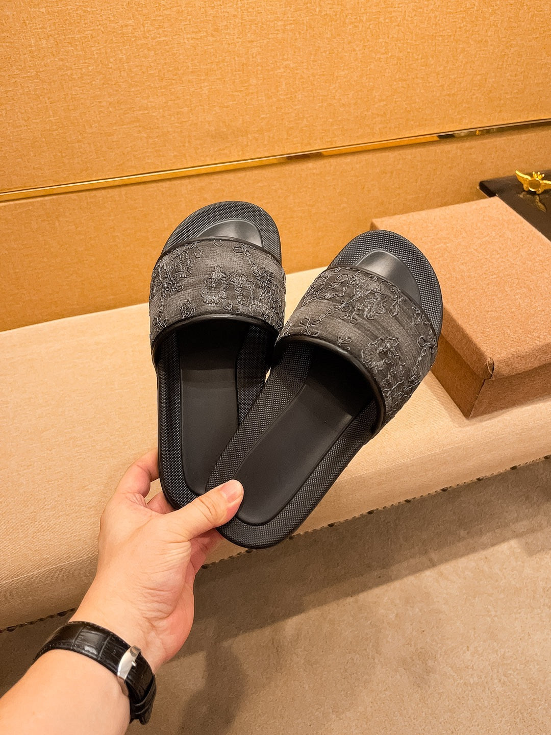 GG Men's Slide Black Calfskin 709745