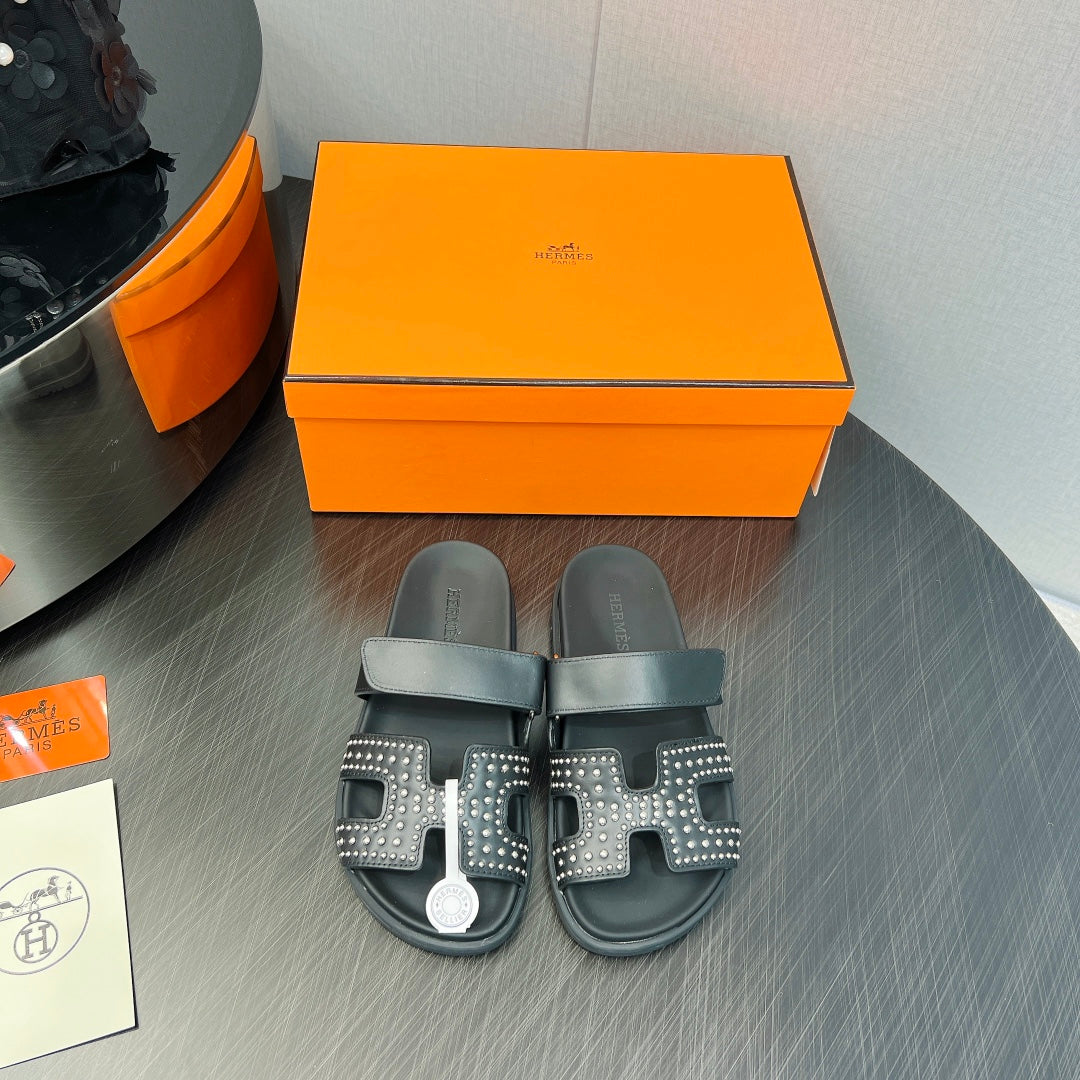 CHYPRE SANDAL BLACK CALFSKIN STYLIZED