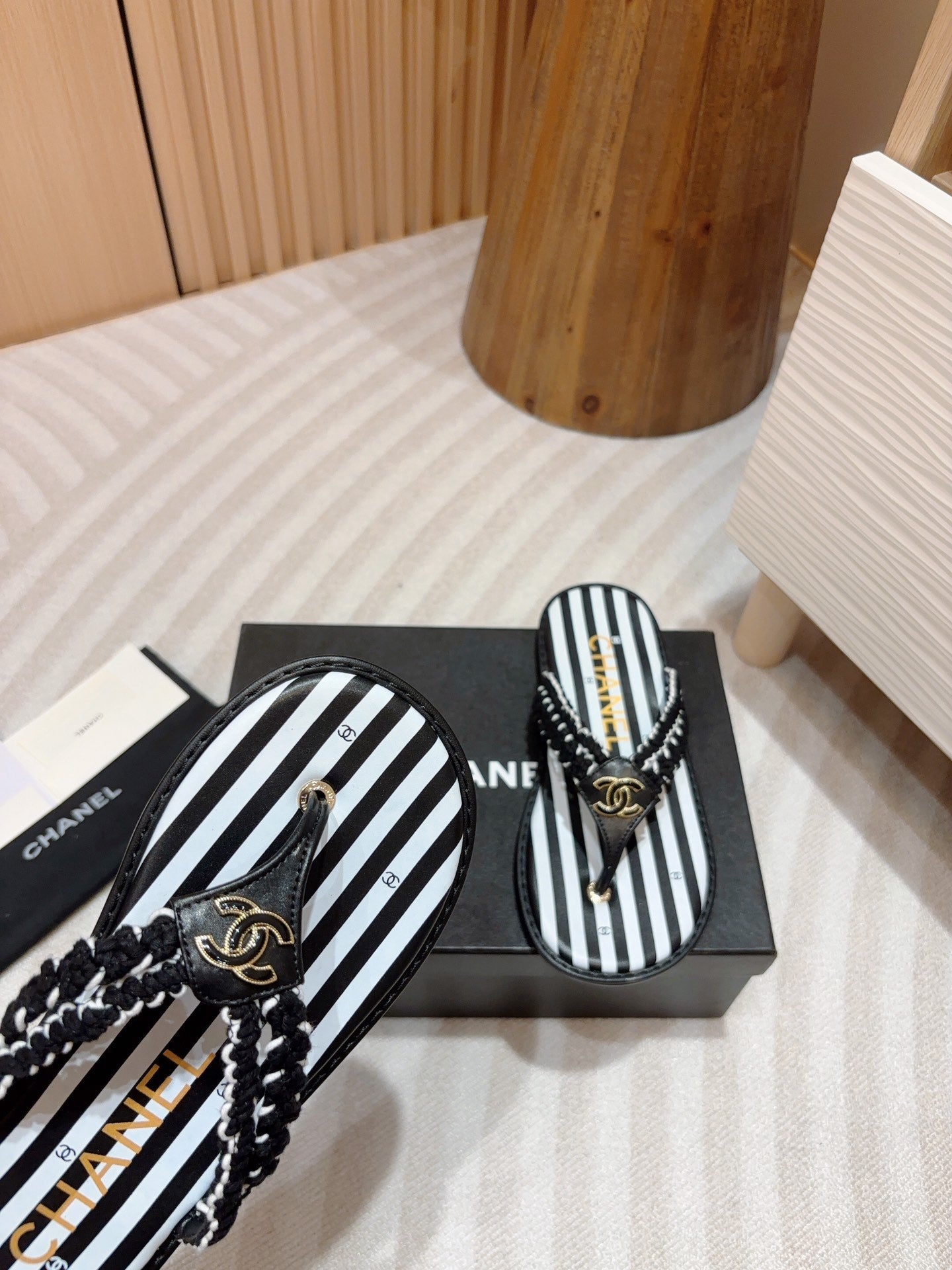 CC WOVEN FLIP FLOP WHITE MIX BLACK SHEEPSKIN