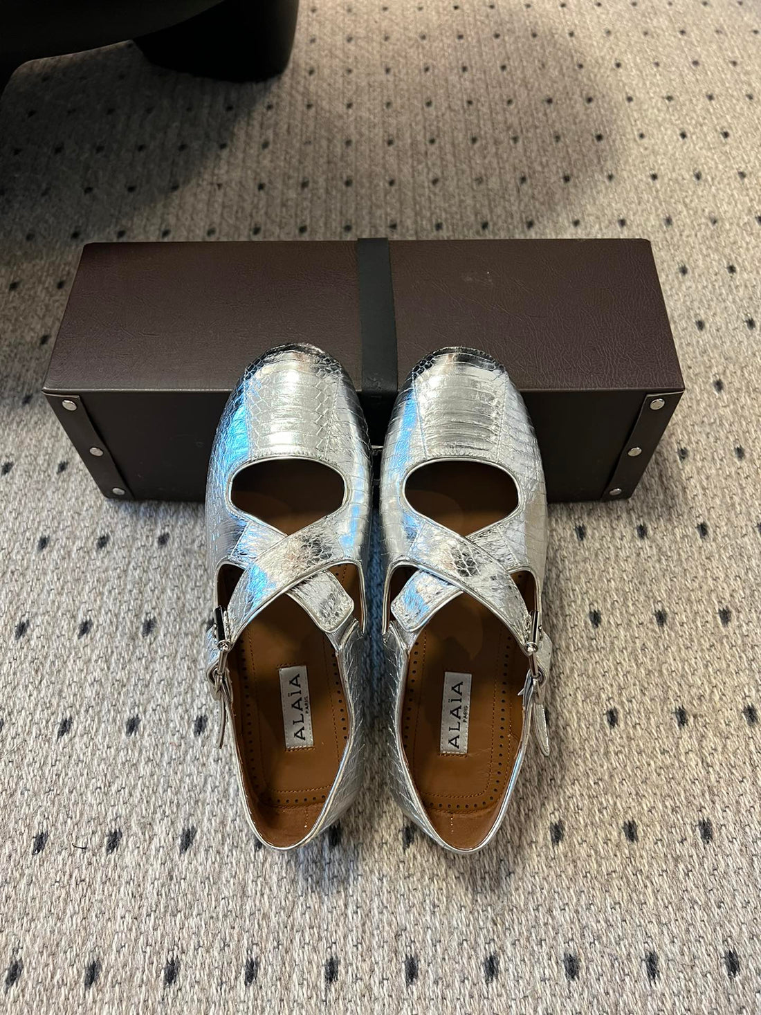 Alaia 25 Criss Cross With Stud Ballet Flats Silver Sheepskin 303696