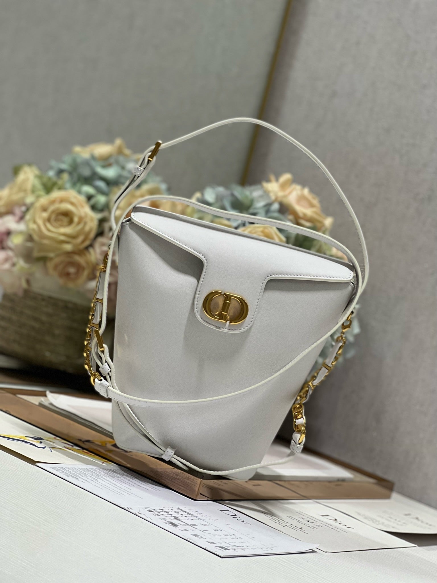 CD  Montaigne Large Chain Bucket Bag White Calfskin 336797