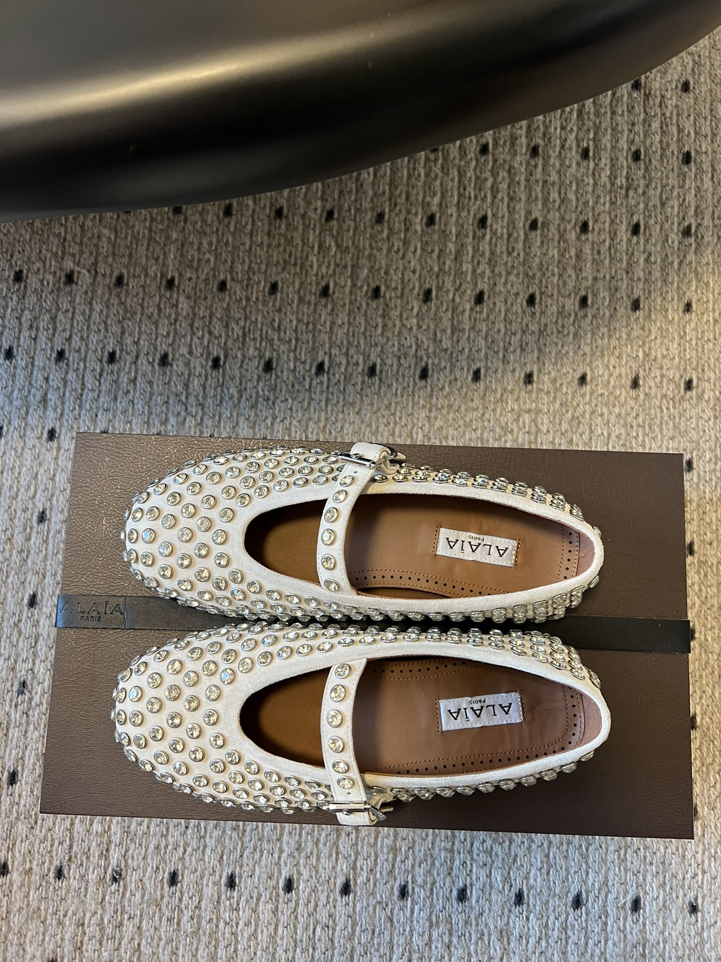 Alaia 25 Strass Ballet Flats White Suede Goatskin 303727