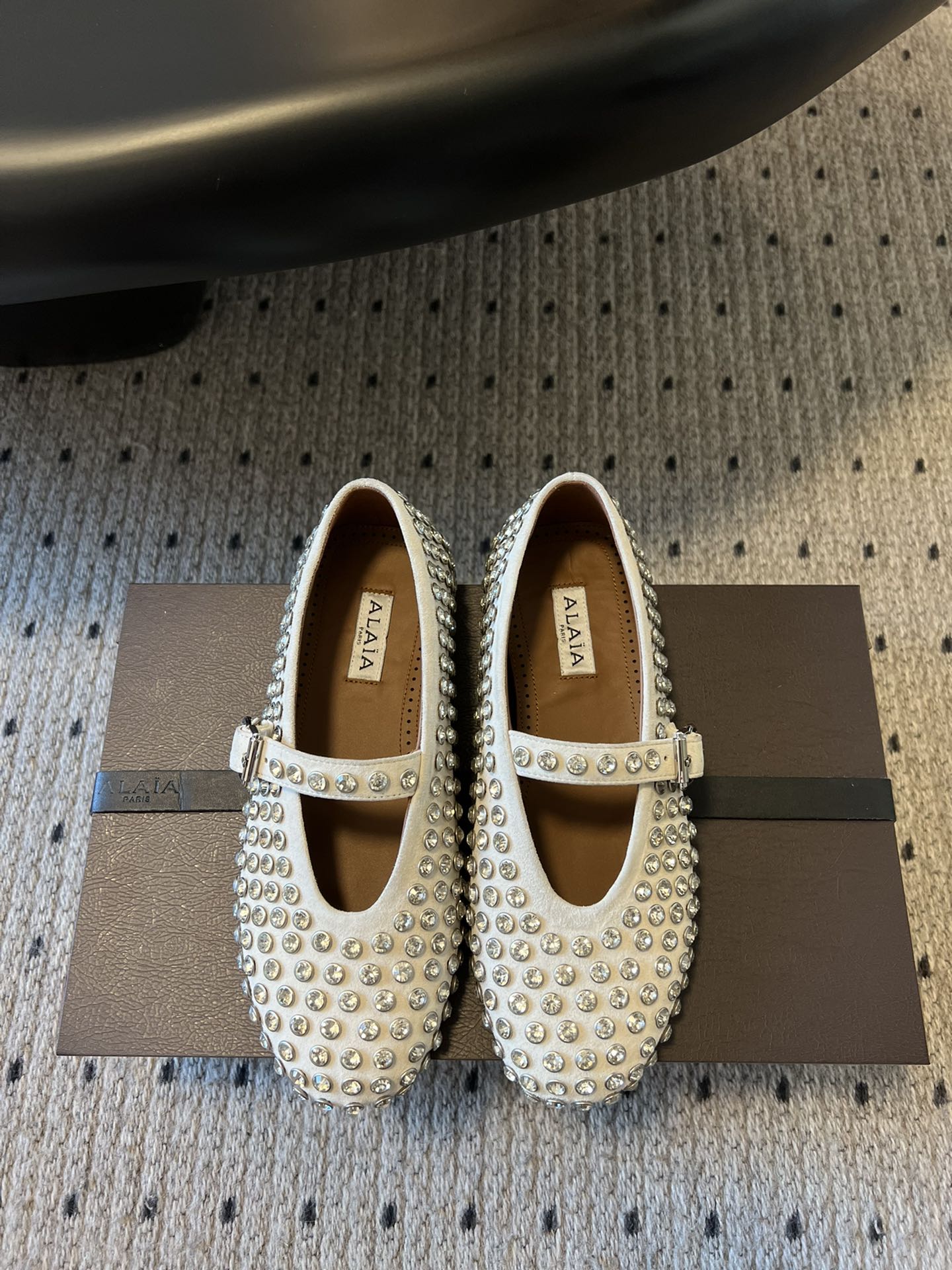 Alaia 25 Strass Ballet Flats White Suede Goatskin 303727