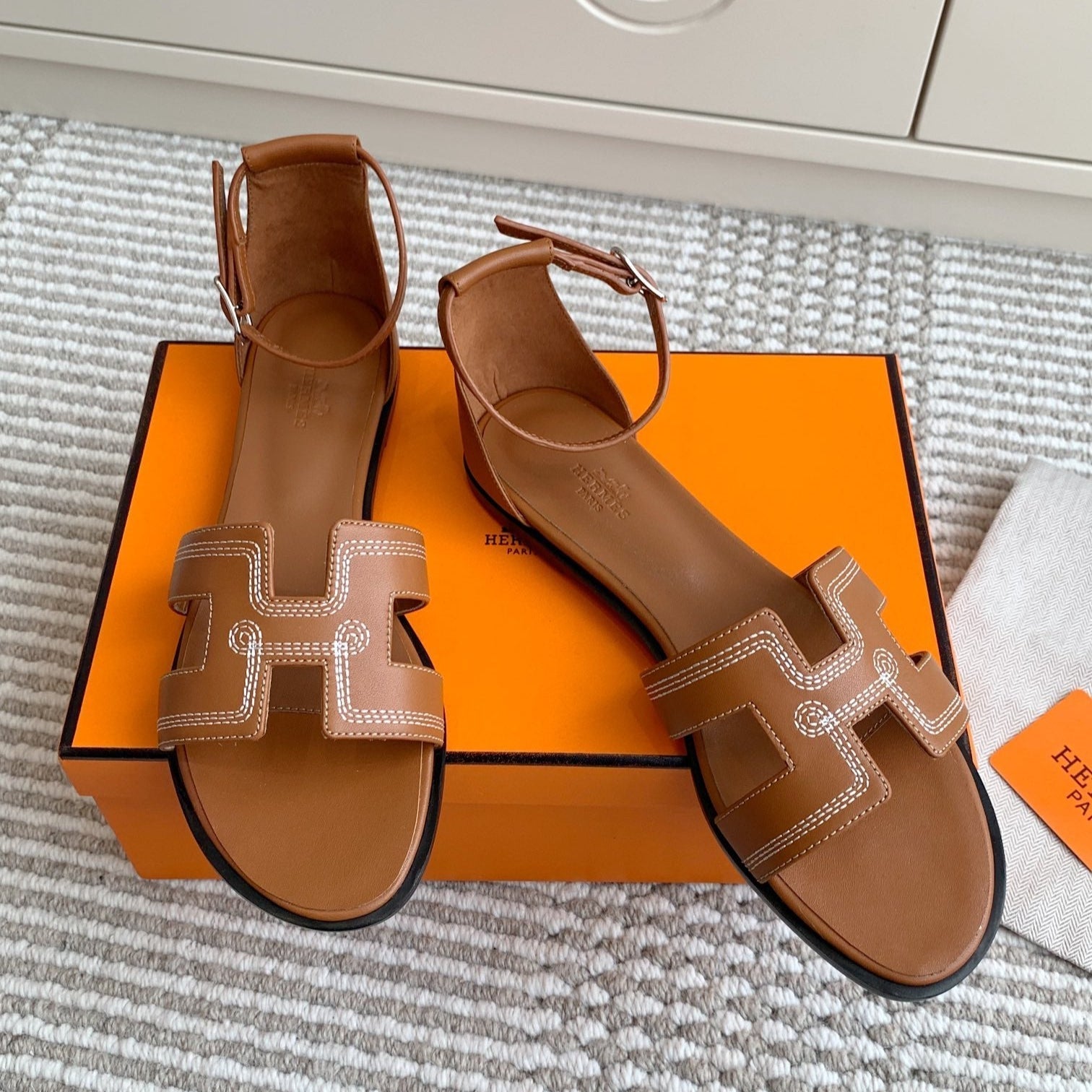 HM 25 Santorini Gold Calfskin White Embroidery Thread