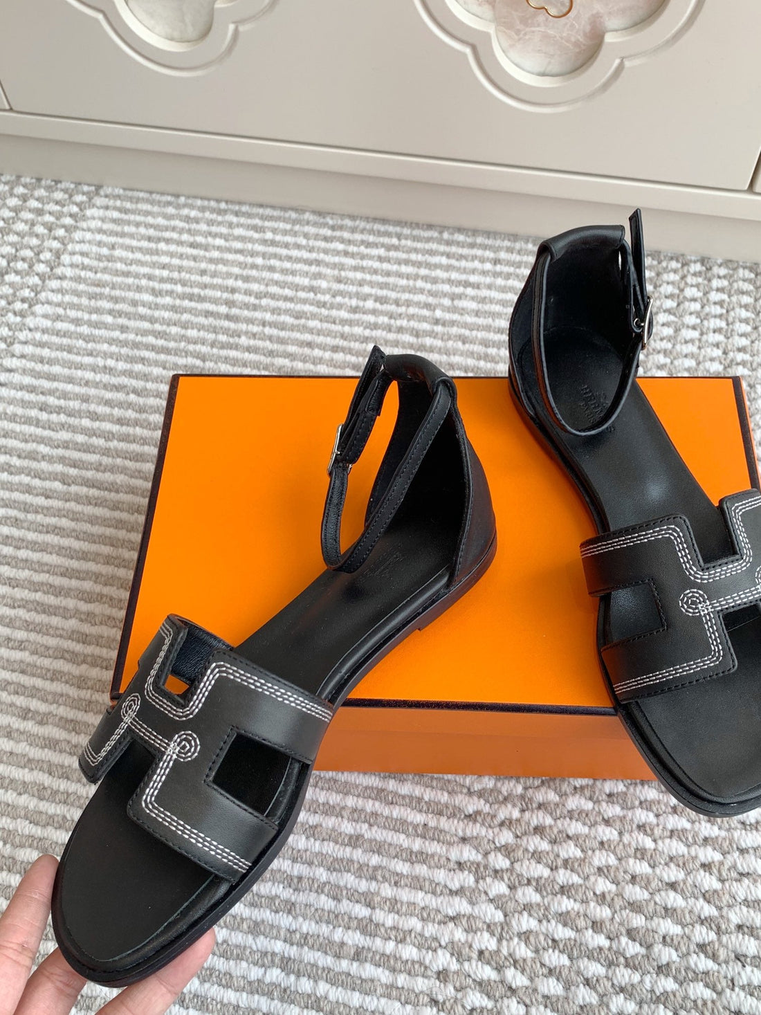 HM 25 Santorini Black Calfskin White Embroidery Thread