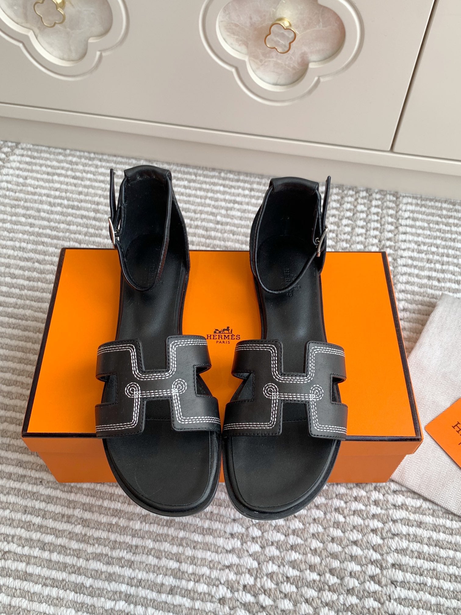 HM 25 Santorini Black Calfskin White Embroidery Thread