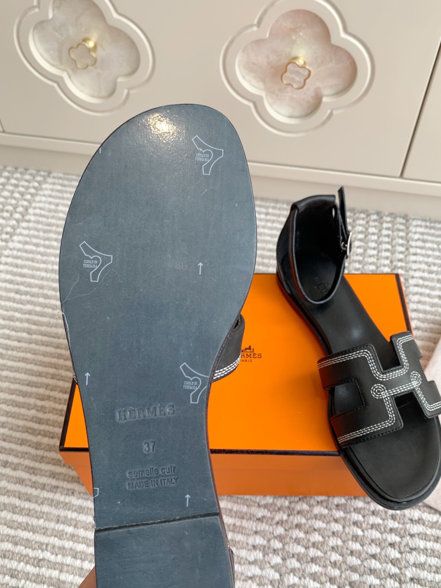 HM 25 Santorini Black Calfskin White Embroidery Thread