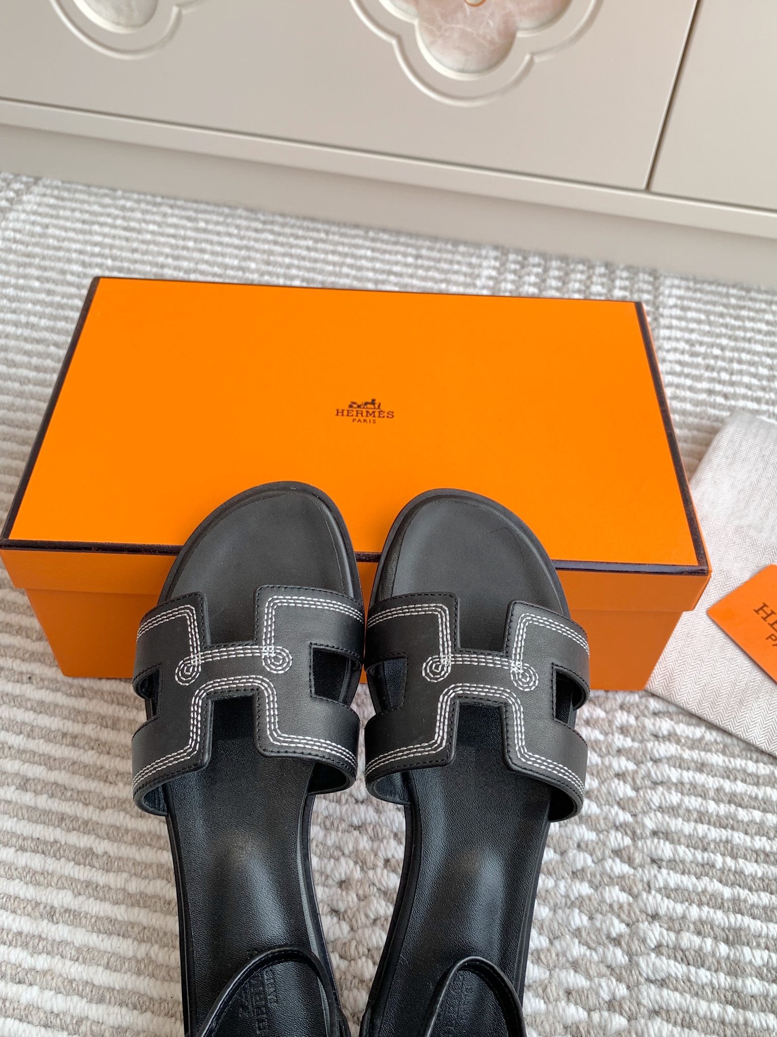 HM 25 Santorini Black Calfskin White Embroidery Thread