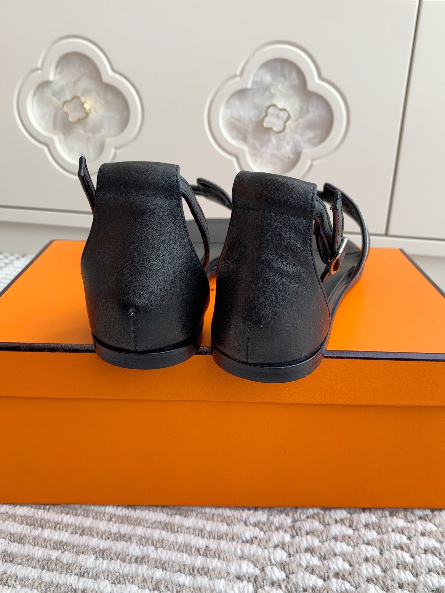 HM 25 Santorini Black Calfskin White Embroidery Thread