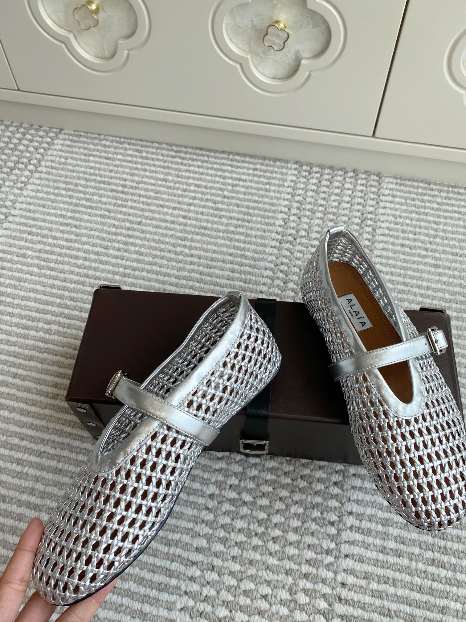 Alaia Women's Ballet Flat Silver Lambskin 291051