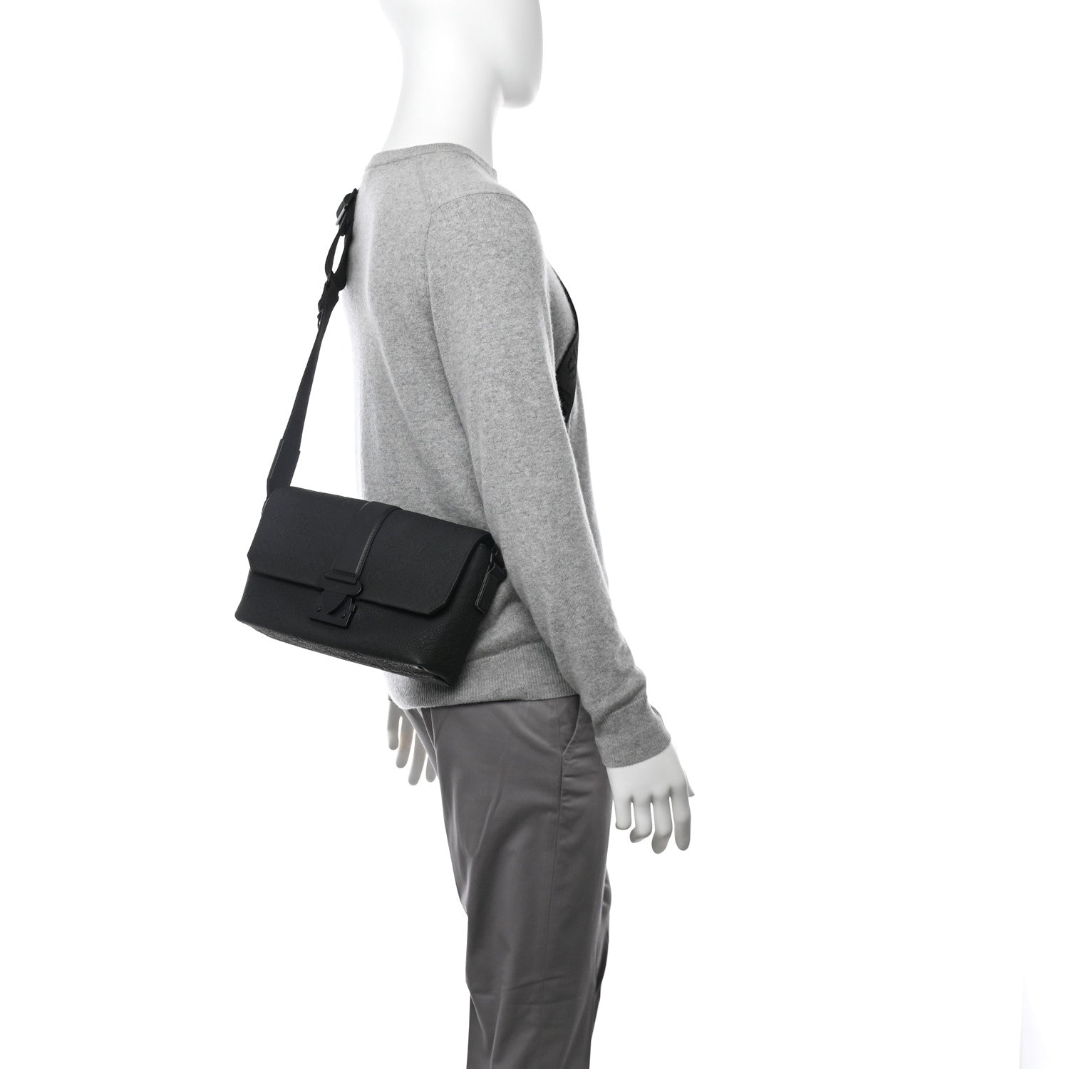 Taurillon Monogram S-Cape Messenger Black