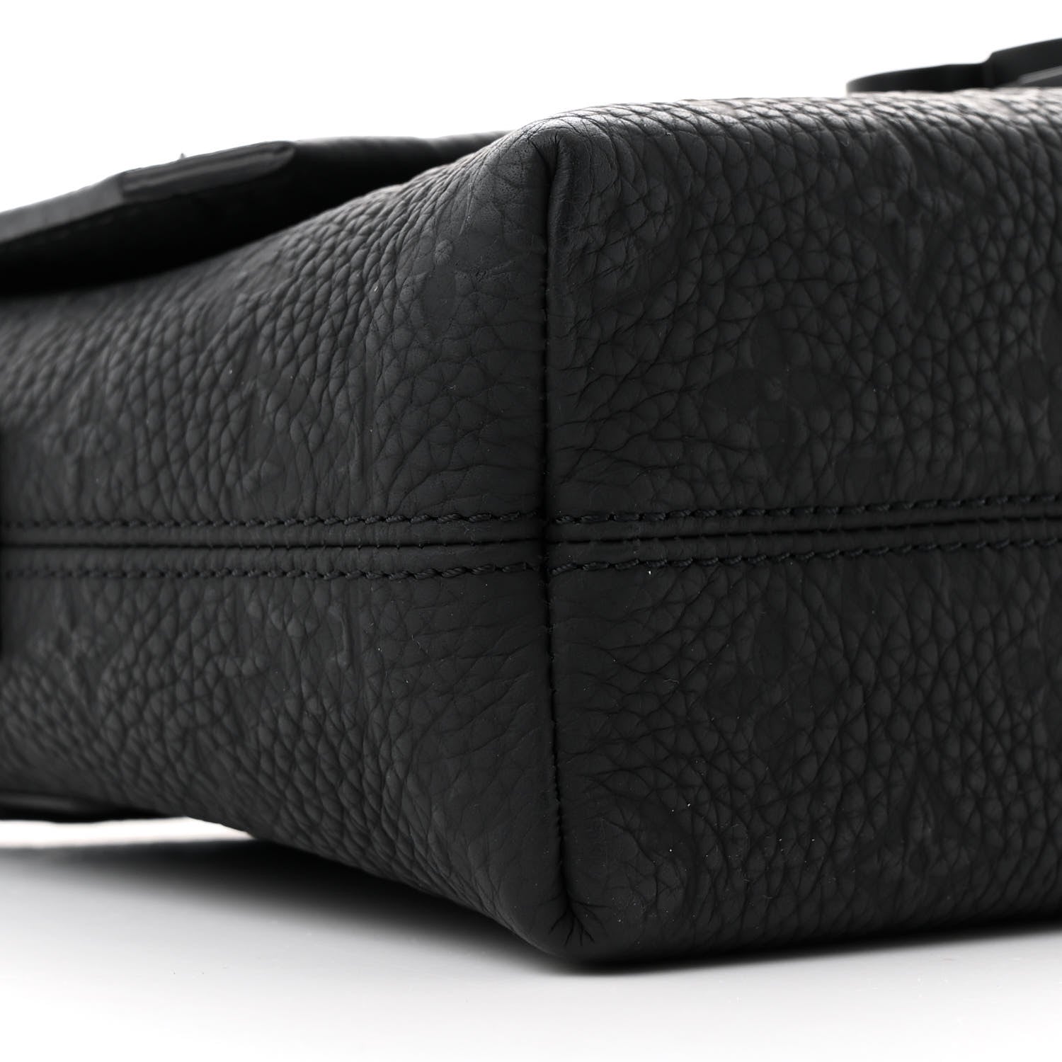 Taurillon Monogram S-Cape Messenger Black