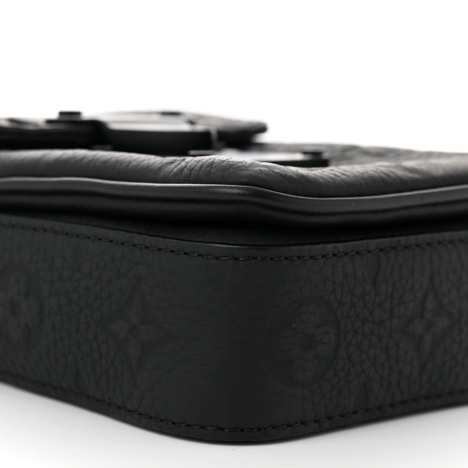 Taurillon Monogram S Lock Wearable Wallet Black