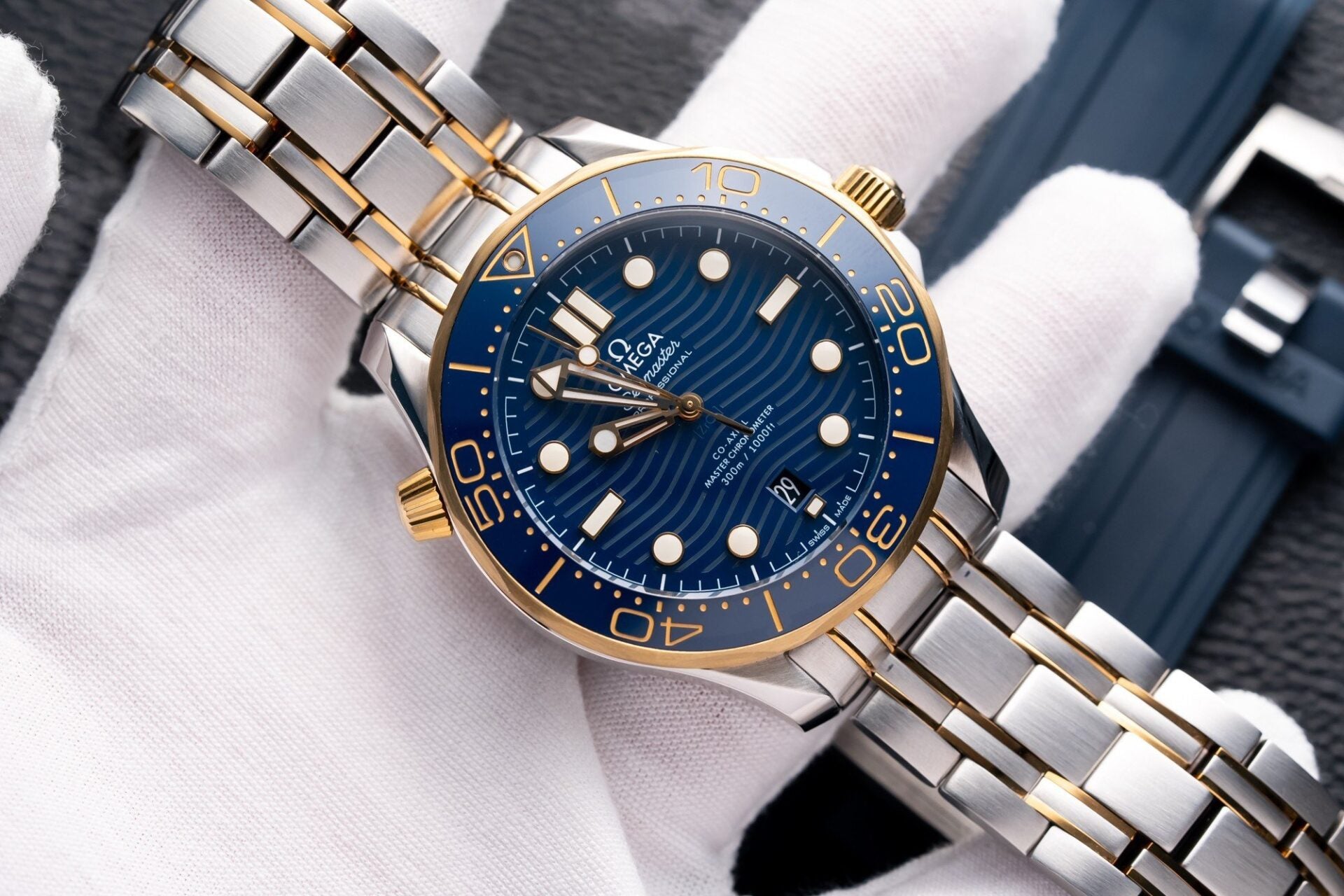 Luxury Diver Style Watch Blue Dial Steel Case Rubber Strap